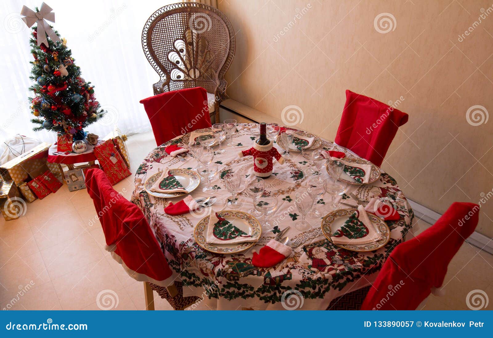 A Romantic Christmas Dinner Table Setting With Christmas