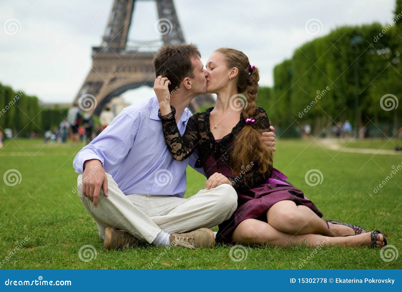 Romantic Couple in Paris Kissing Stock Photo - Image of dress, french:  15302778