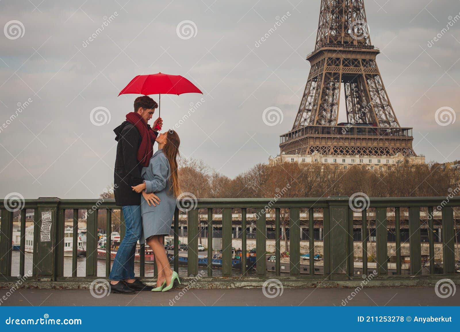 Couple in Paris Near Eiffel Tower in Autumn, Dating, Man and Woman Kissing  Under Umbrella Stock Photo - Image of relationships, rain: 211253278