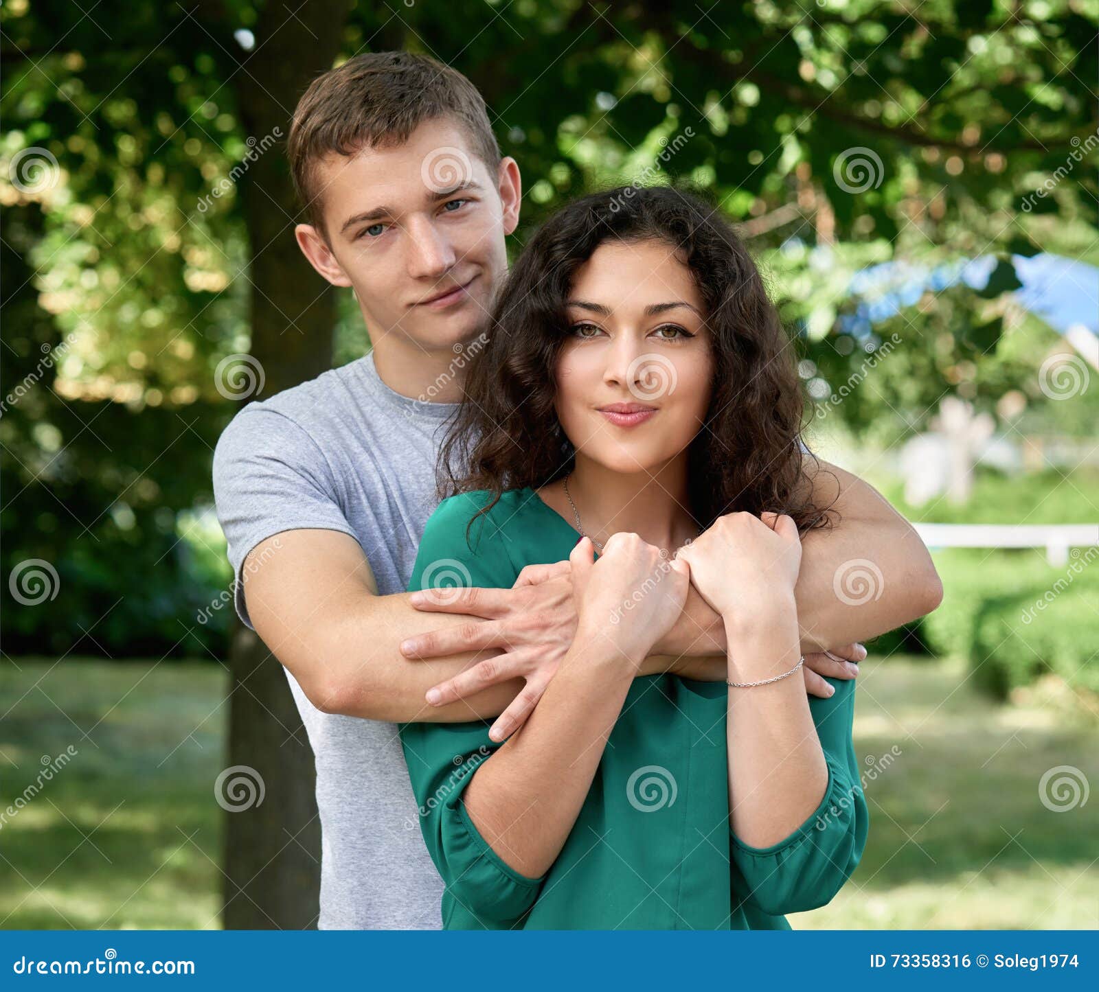 7 best poses for couples pictures | natural candid connected