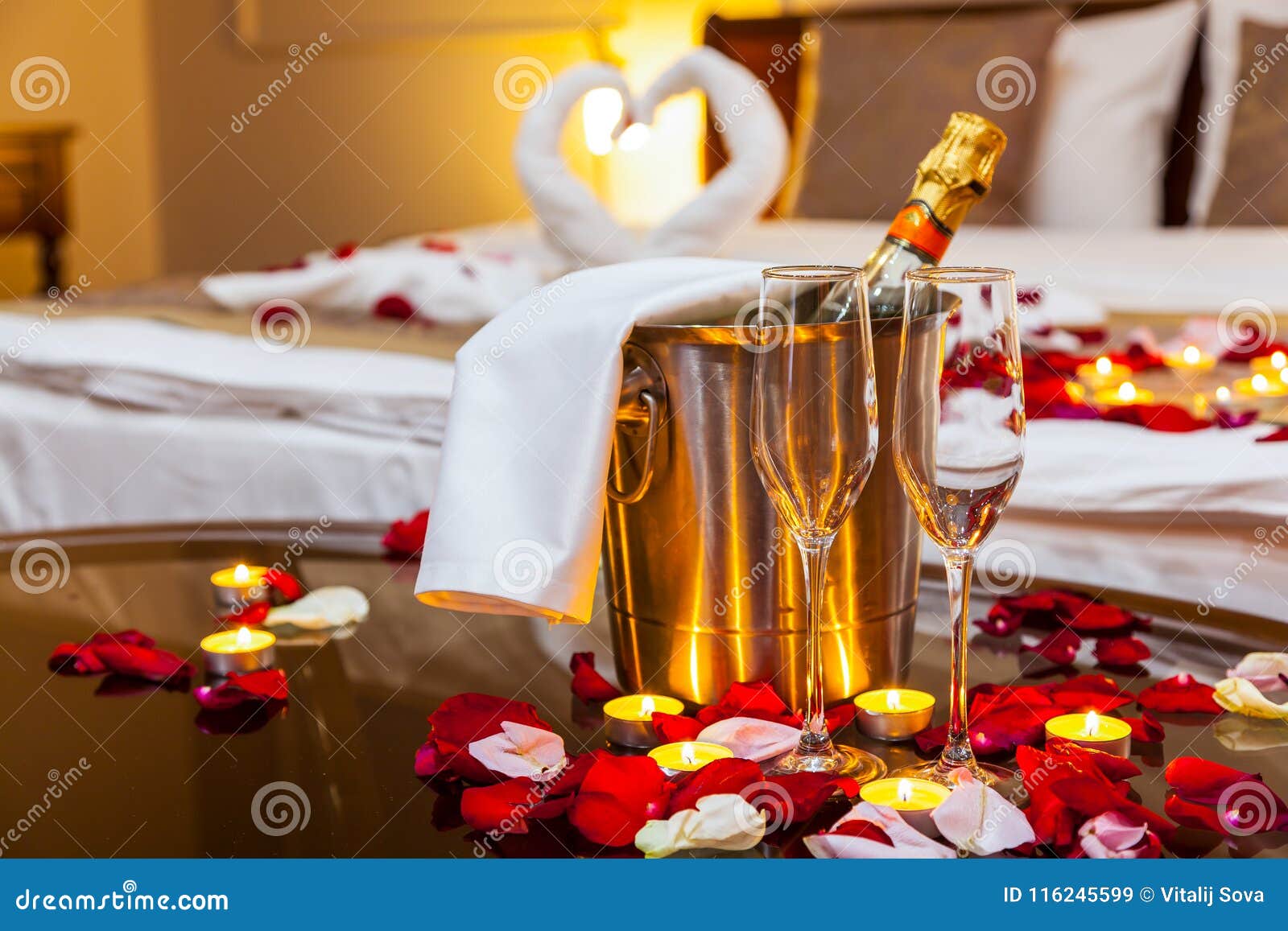 Romantic dinner for lovers stock image. Image of honeymoon - 116245599