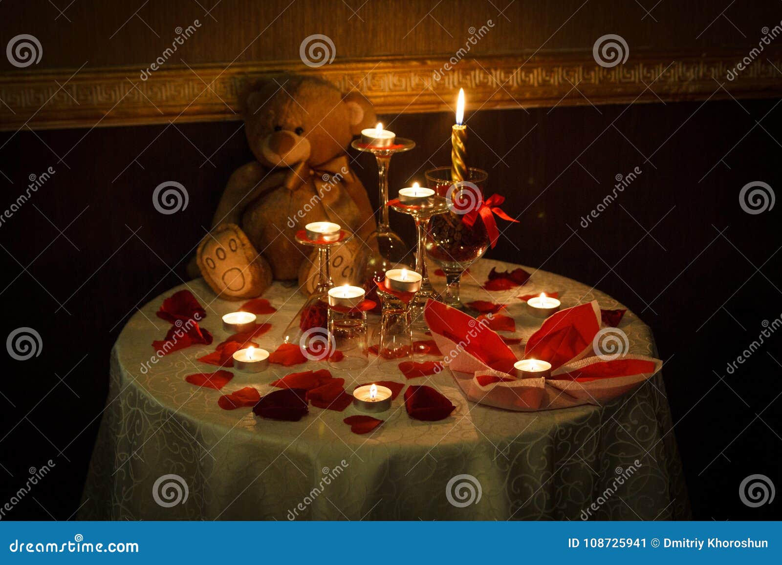  Romantic  Decoration  Table Set With Candles Glasses Roses 