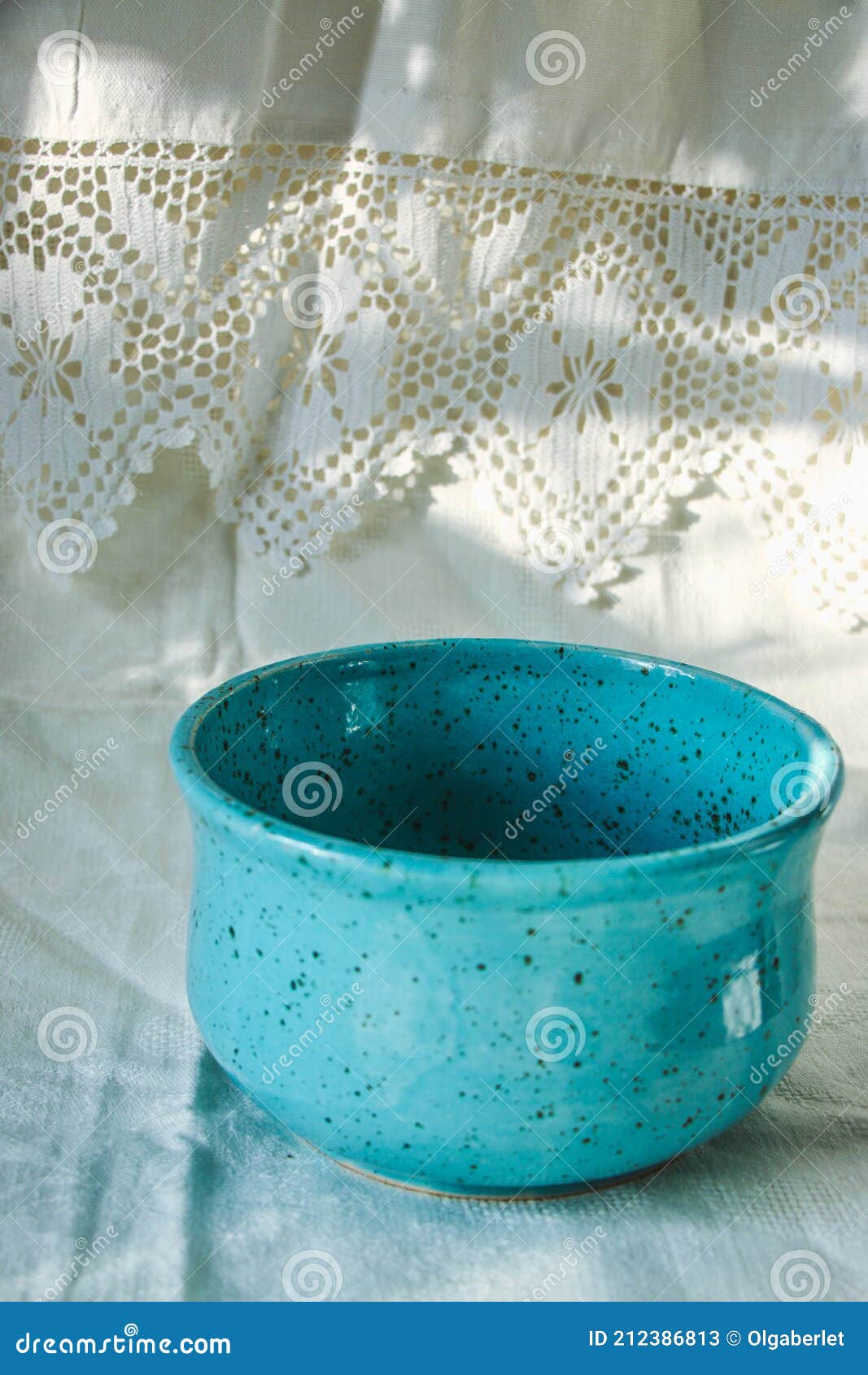 https://thumbs.dreamstime.com/z/romantic-linen-kitchen-towels-cotton-lace-elements-elegant-home-restaurant-service-romantic-linen-tea-towels-212386813.jpg