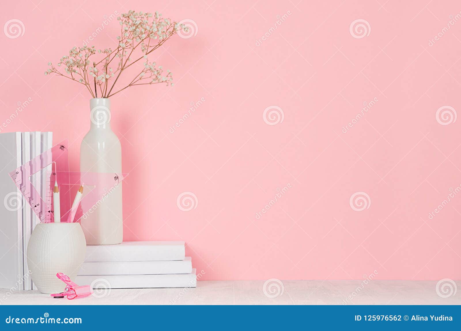 Bạn có muốn trang trí cho văn phòng của mình thêm sắc màu với một bó hoa đơn giản nhưng đầy tươi sáng và sinh động như một bó hoa văn phòng? Hãy xem hình ảnh một bó hoa văn phòng với hoa hồng và hoa baby\'s breath tuyệt đẹp và cảm nhận sự tươi mới mà nó mang lại cho không gian làm việc của bạn.