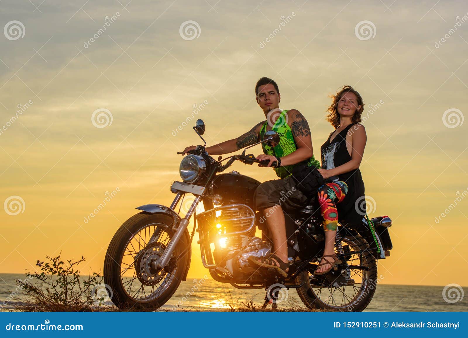 Beautiful couple kissing on bike hi-res stock photography and images - Alamy