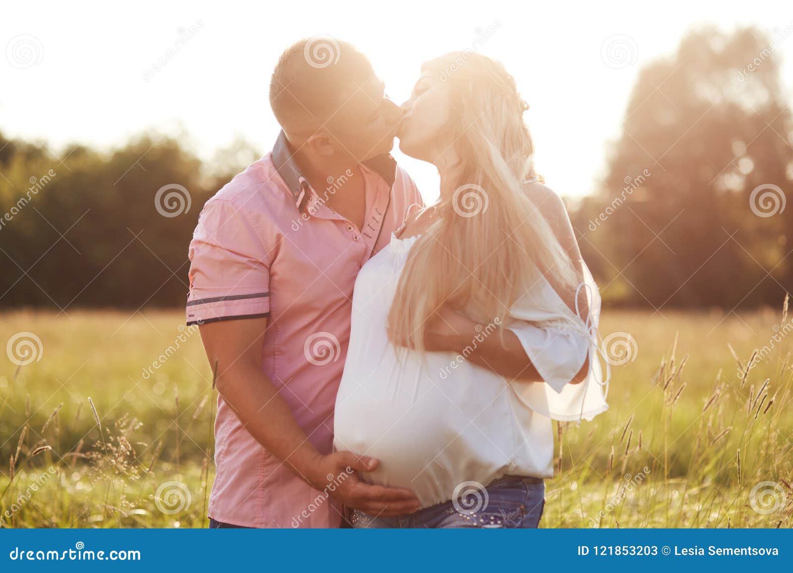 Husband and wife exchange romantic kiss at the Bach stock photo-tiepthilienket.edu.vn