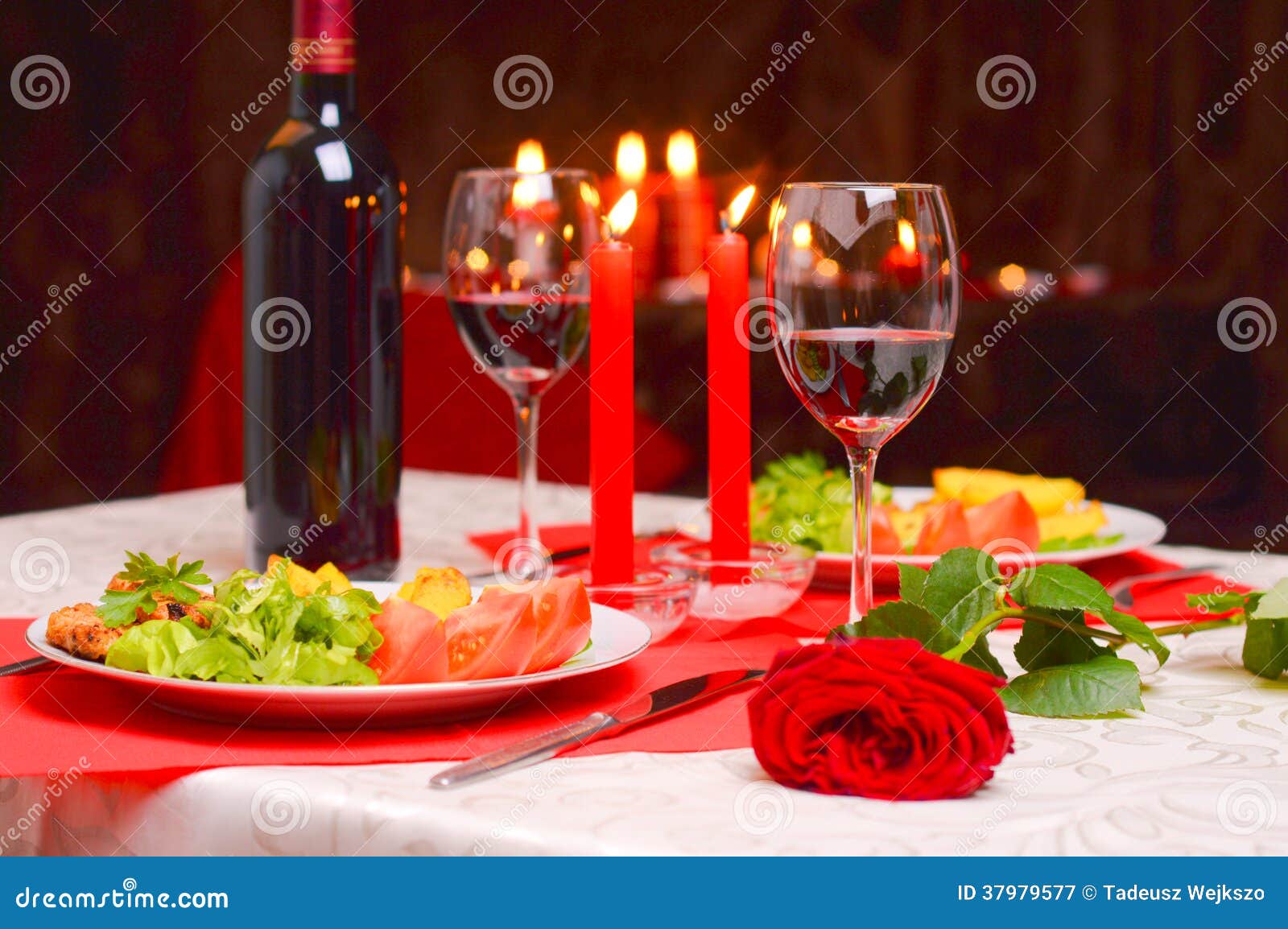 Romantisch Diner Met Kaarsen Stock Afbeelding Afbeelding Bestaande romantisch-diner-met-kaarsen-stock-afbeelding-afbeelding-bestaande