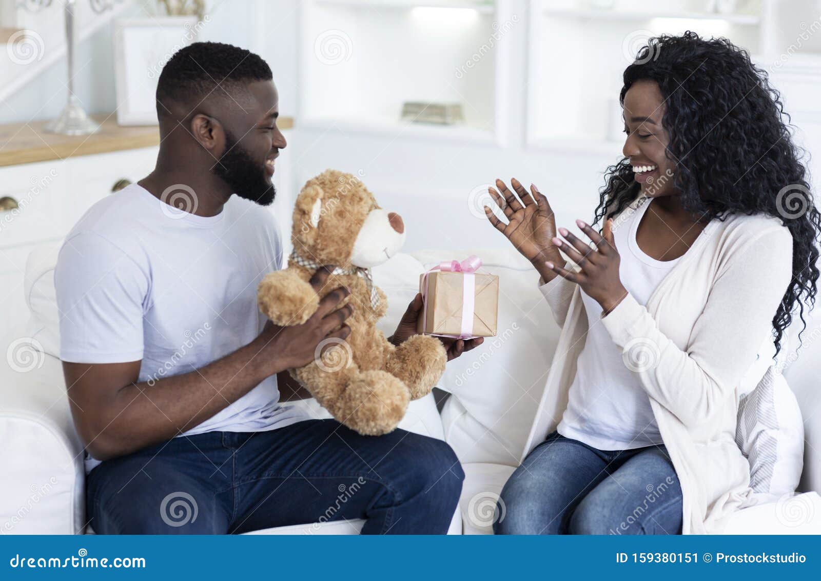 Romantische Uberraschung Tausendjahriger Mann Der Seiner Erfreulichen Freundin Ein Geschenk Gibt Stockbild Bild Von Tausendjahriger Freundin