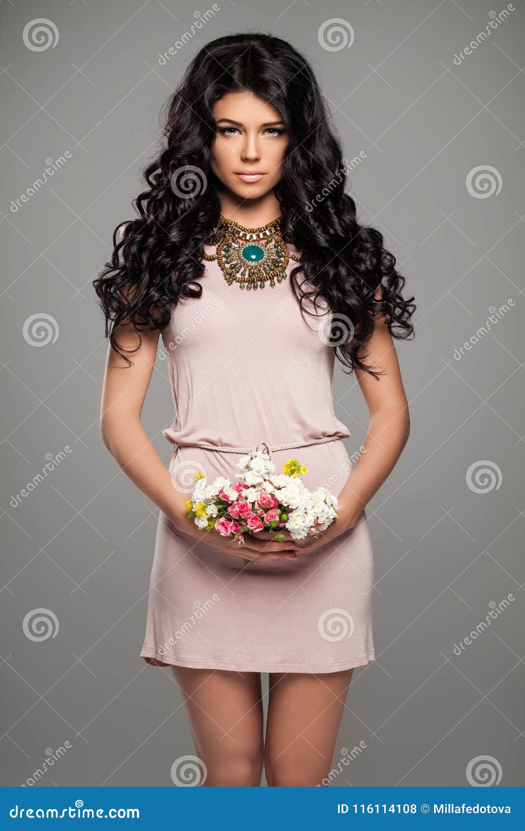 Romantische Brunette Frau Im Rosa Sommer Kleid Stockfoto Bild Von Sommer Kleid