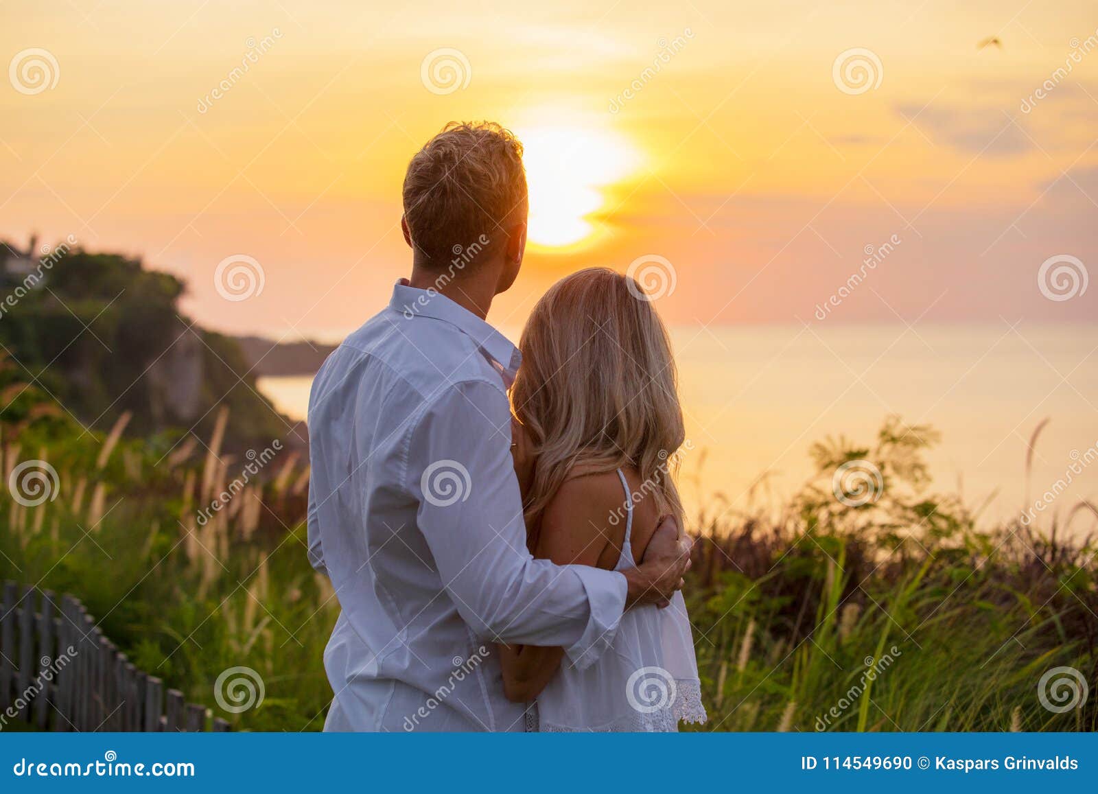 Romantische Paare Die Sonnenuntergang Betrachten Stockfoto Bild Von Betrachten Sonnenuntergang