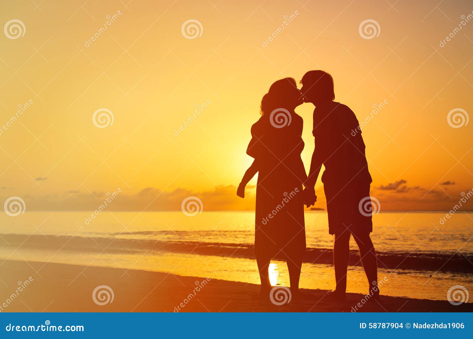 Romantische Paare Mit Kleinem Kind Bei Sonnenuntergang Stockfoto Bild Von Kleinem Sonnenuntergang 58787904