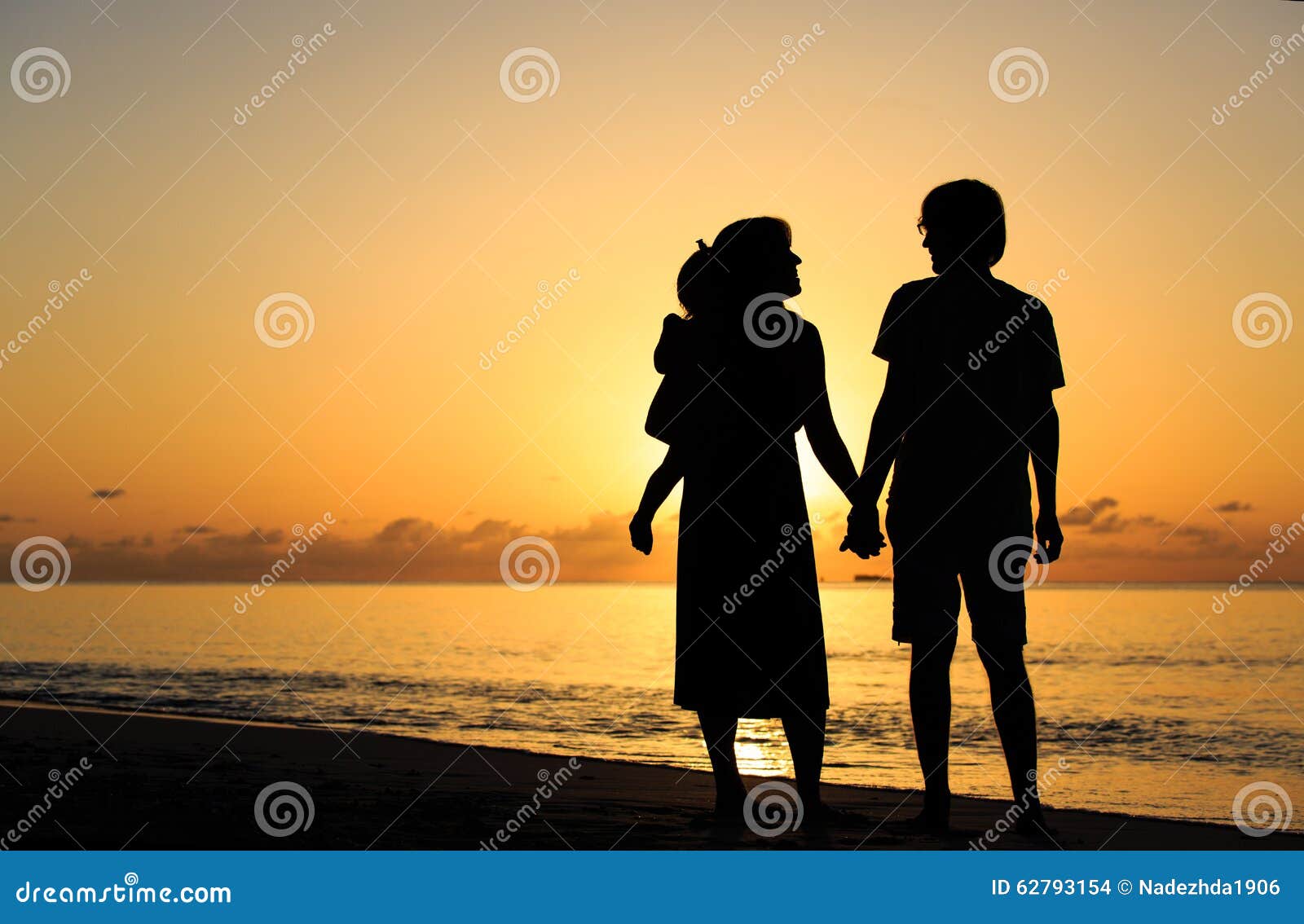 Romantische Paare Mit Kleinem Kind Bei Sonnenuntergang Stockfoto Bild Von Kind Romantische