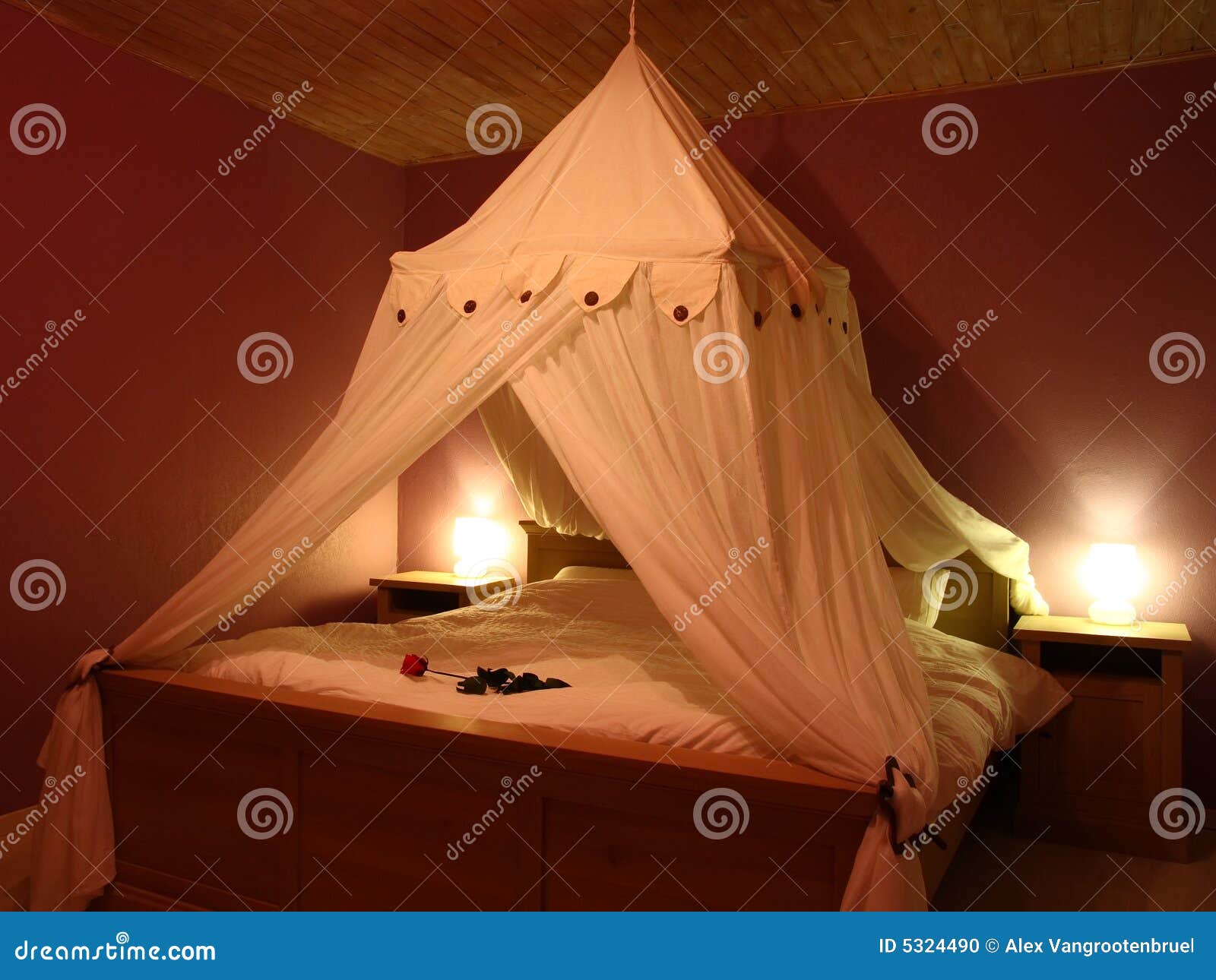 Romantische slaapkamer stock foto afbeelding: 5324490