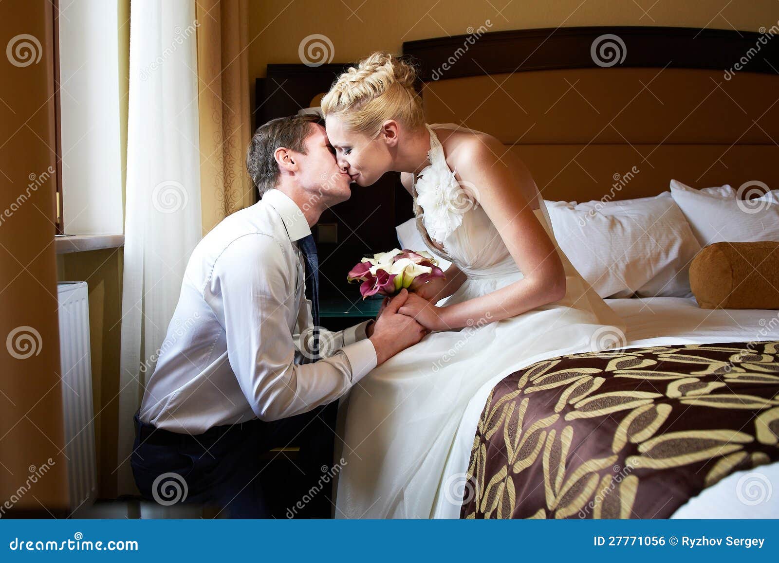 Romantisk kyssbrud och brudgum i sovrum royaltyfri bild bild ...