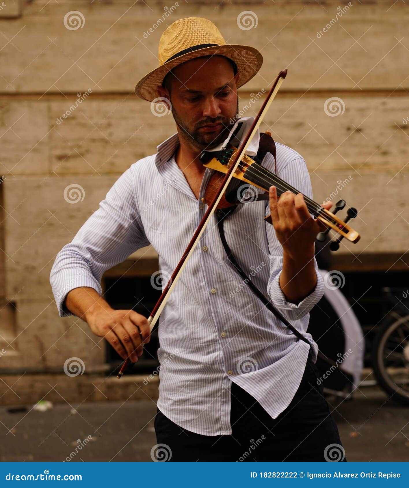Rome, Italie Le 27 Juillet 2020 : Violoniste Italien De La Rue Photographie  éditorial - Image du célèbre, lettres: 182822222