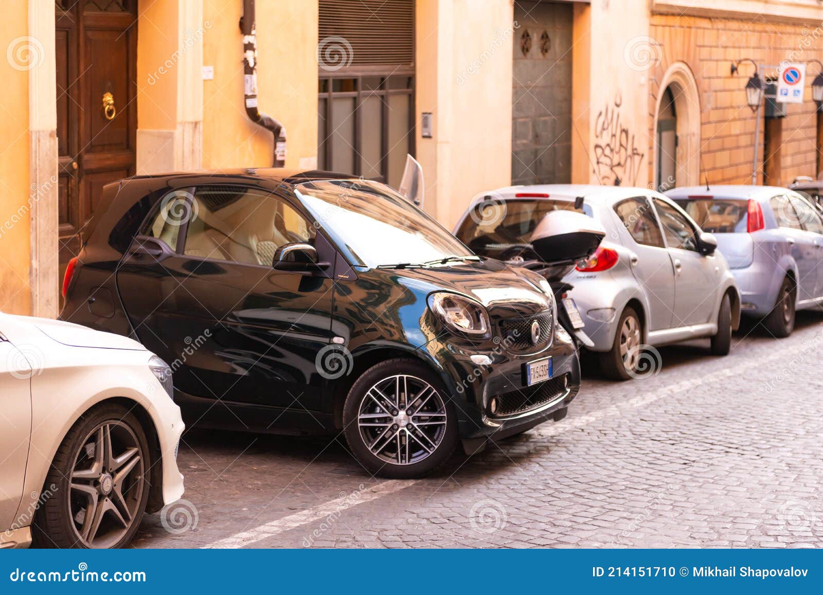 L'industrie automobile au Maroc - Page 19 Rome-italy-spring-parking-small-car-perpendicular-to-parallel-marking-parking-small-streets-rome-214151710