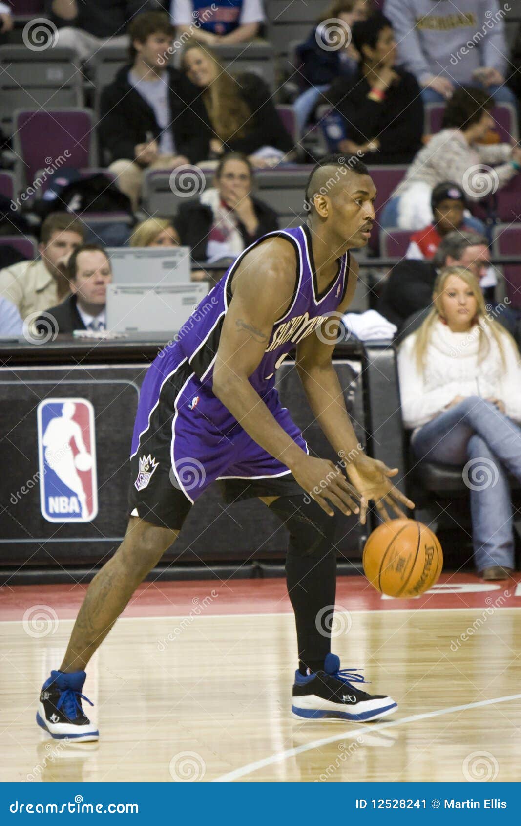 Ron Artest druppelt de Bal. Ron Artest druppelt het basketbal tijdens een spel tegen de Zuigers van Detroit in Kastanjebruine Heuvels.