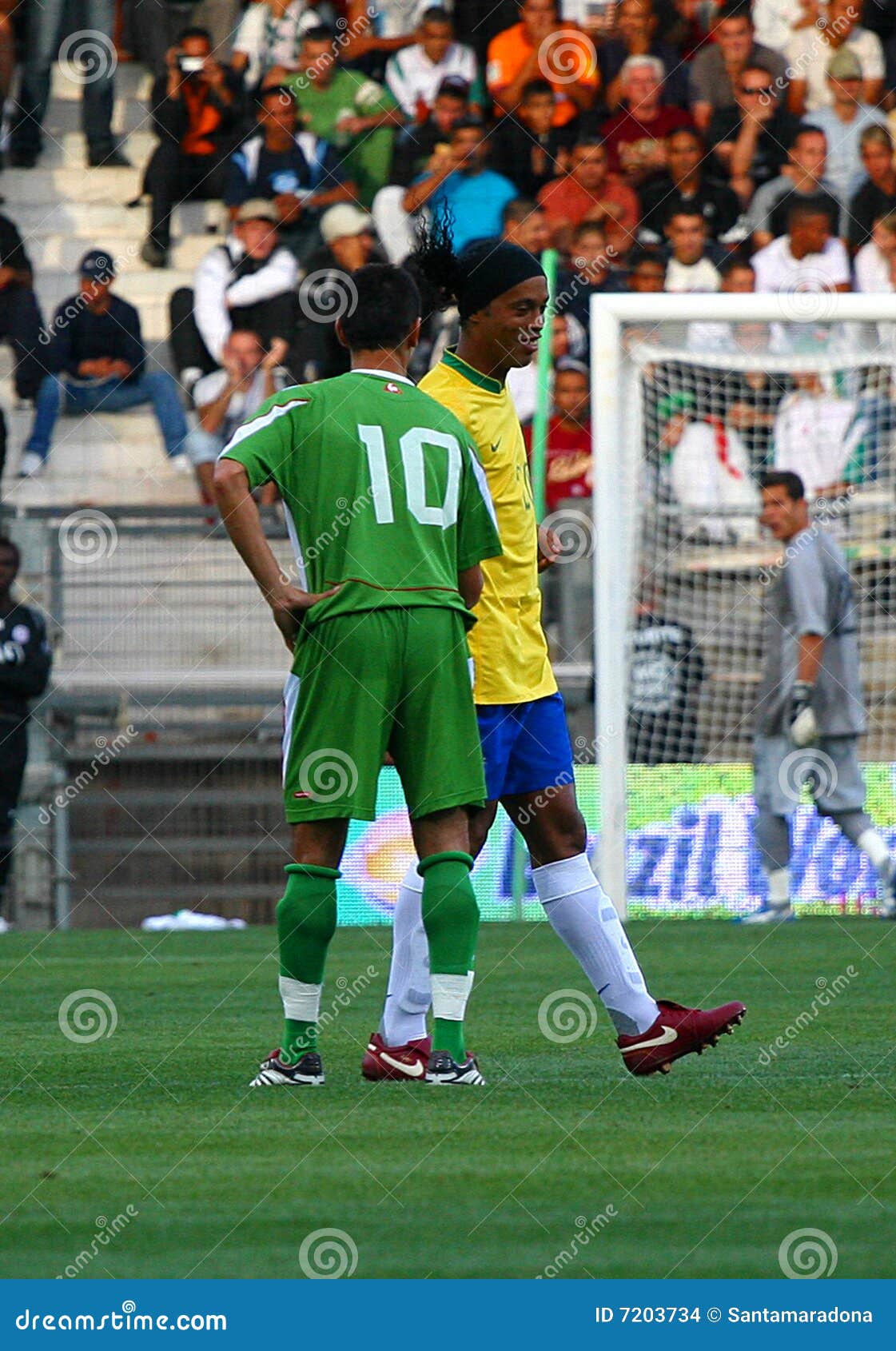 Ronaldinho durante o fósforo de futebol amigável internacional, Brasil de Brasil contra Argélia, no estádio de Mosson do La em Montpellier, France, agosto em 22, 2007. Brasil ganhou 2-0.