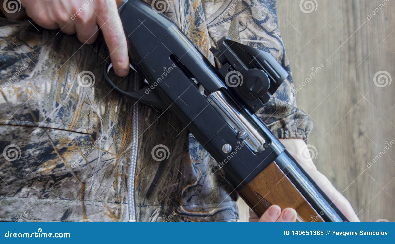 Ronds 12-gauge Et Un Fusil De Chasse De Camo Image stock - Image du bois,  vert: 140651385