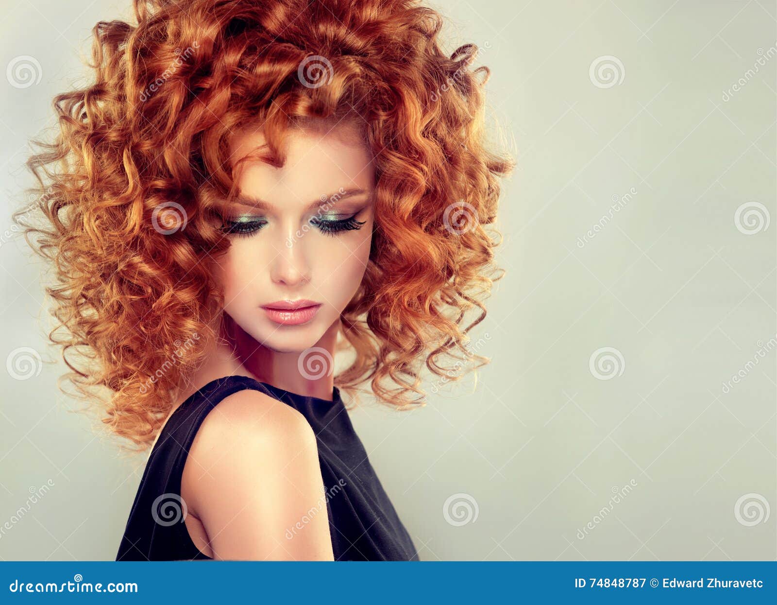 Transparant verstoring voor Rood Haired Meisje Met Krullend Kapsel Stock Afbeelding - Image of gezicht,  elegantie: 74848787