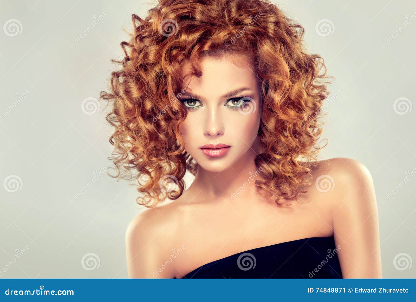 Emuleren Verscheidenheid Interessant Rood Haired Meisje Met Krullend Kapsel Stock Afbeelding - Image of lippen,  leuk: 74848871