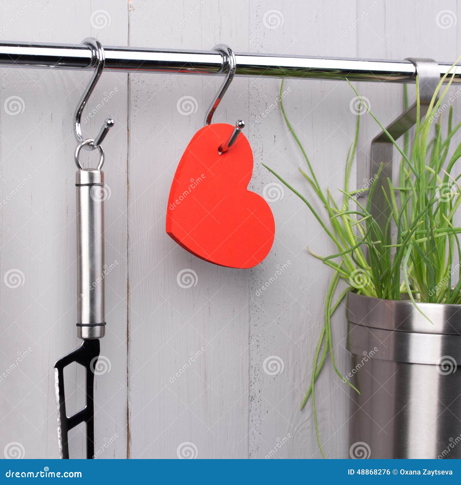 Rood hart en keuken kokend werktuig op roestvrij stock foto ... Rood in de keuken