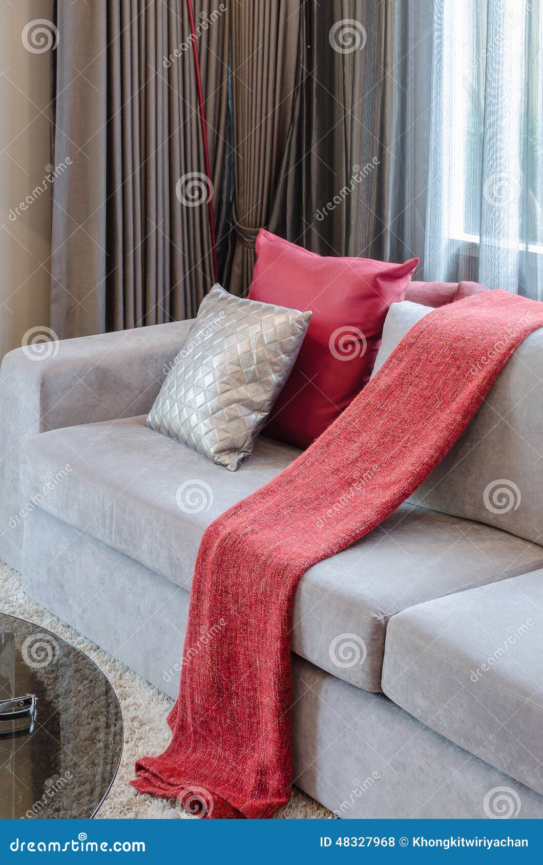 Rood hoofdkussen op grijze bank in woonkamer stock foto ...