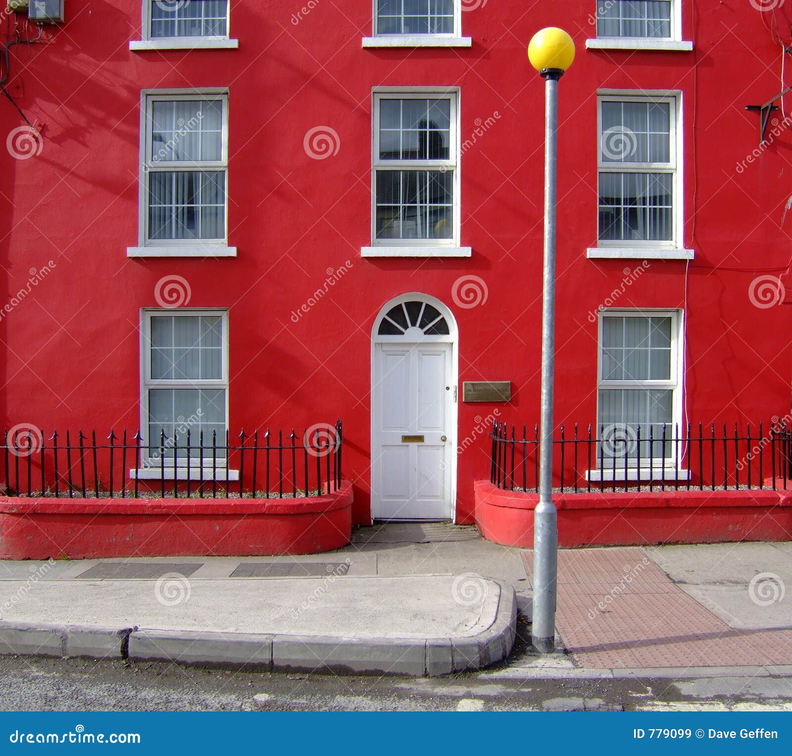 Bevatten Verdorde Gewaad Rood Huis stock afbeelding. Image of huis, straat, lamp - 779099