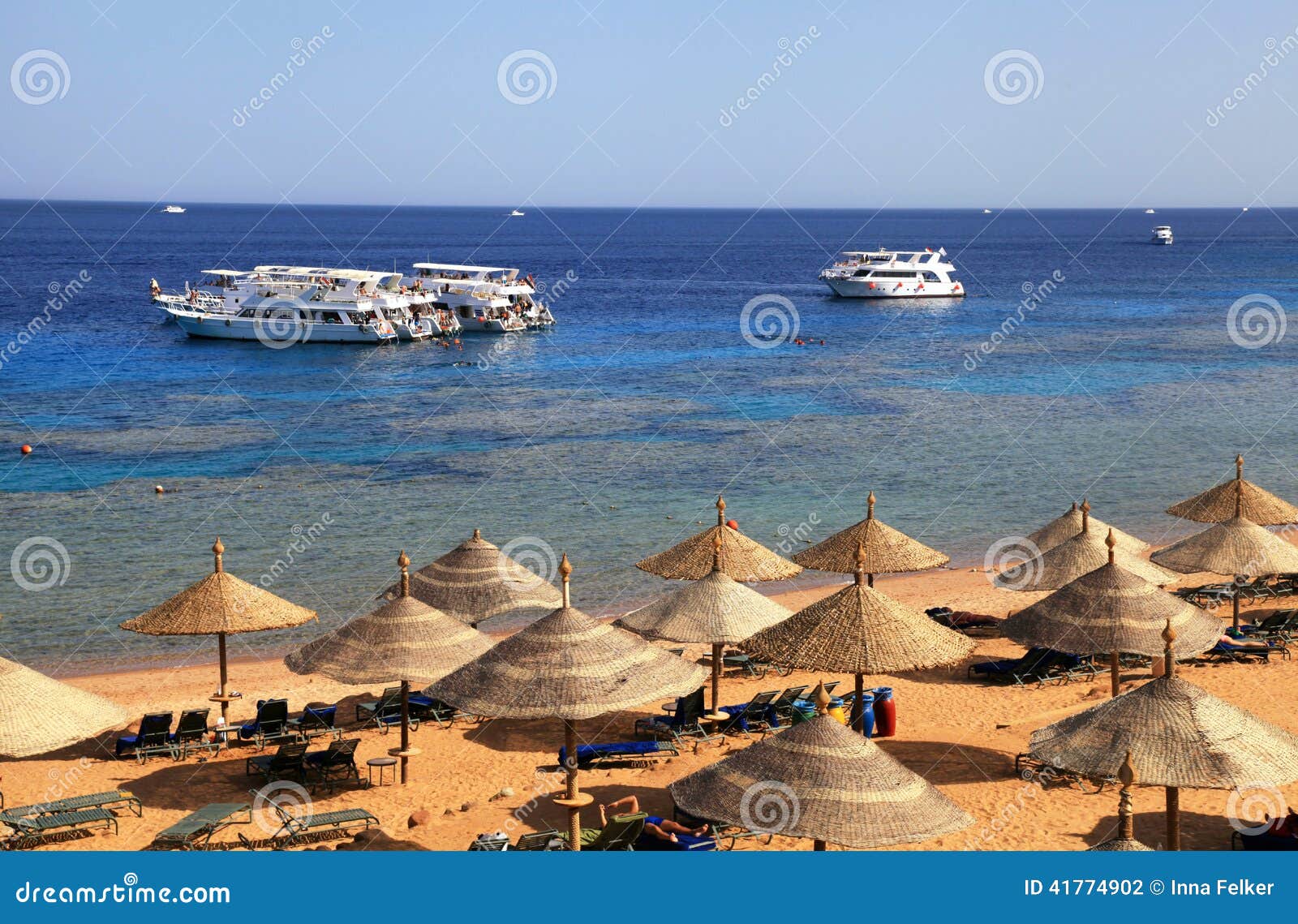 Rood Overzees strand, de Sjeik van Sharm Gr, Egypte. Mooi Rood Overzees strand met paraplu en schepen, Sharm el Sheikh, Egypte