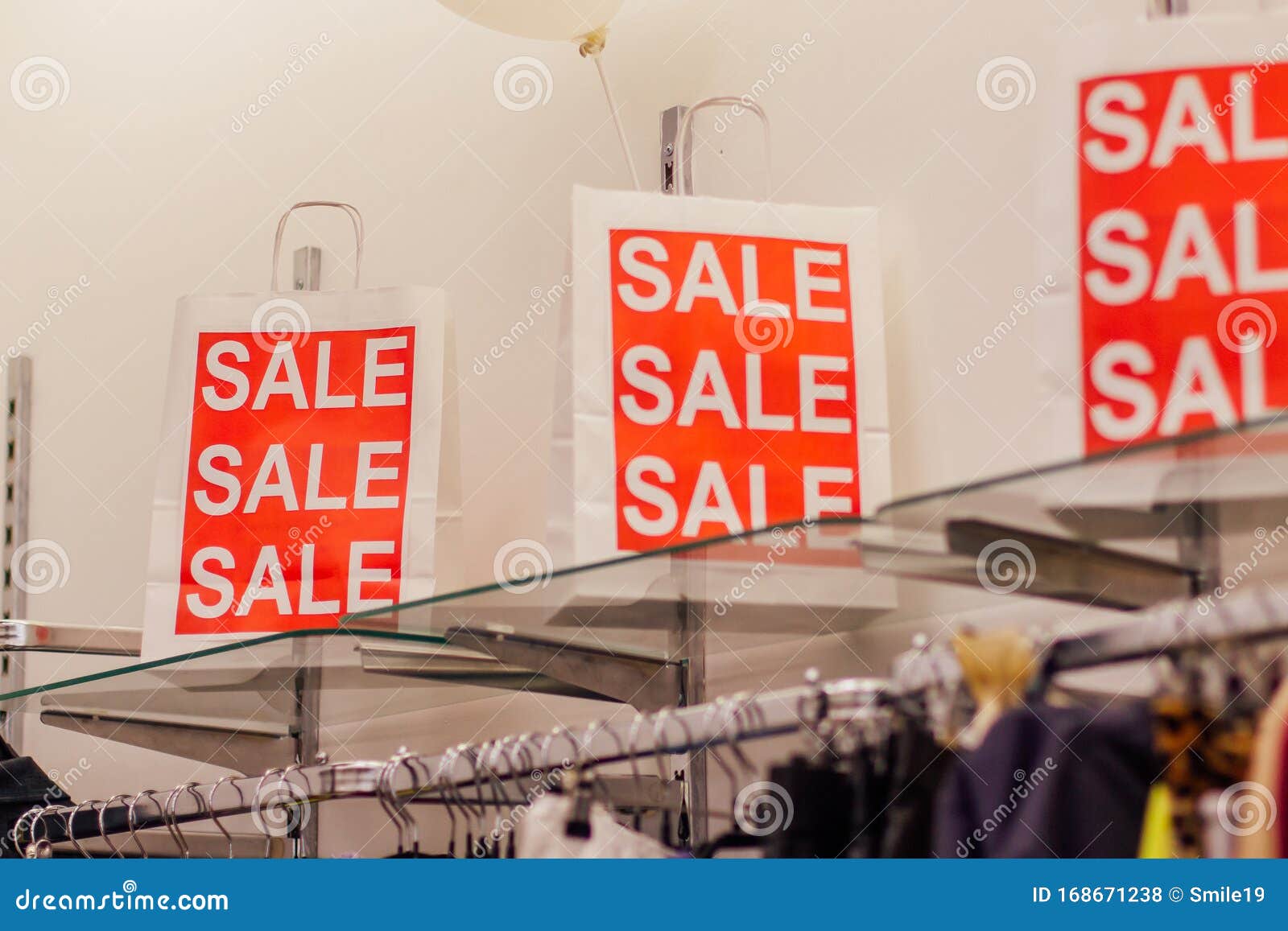 breken bom Te Rood verkoopbord in winkel stock foto. Image of prijs - 168671238