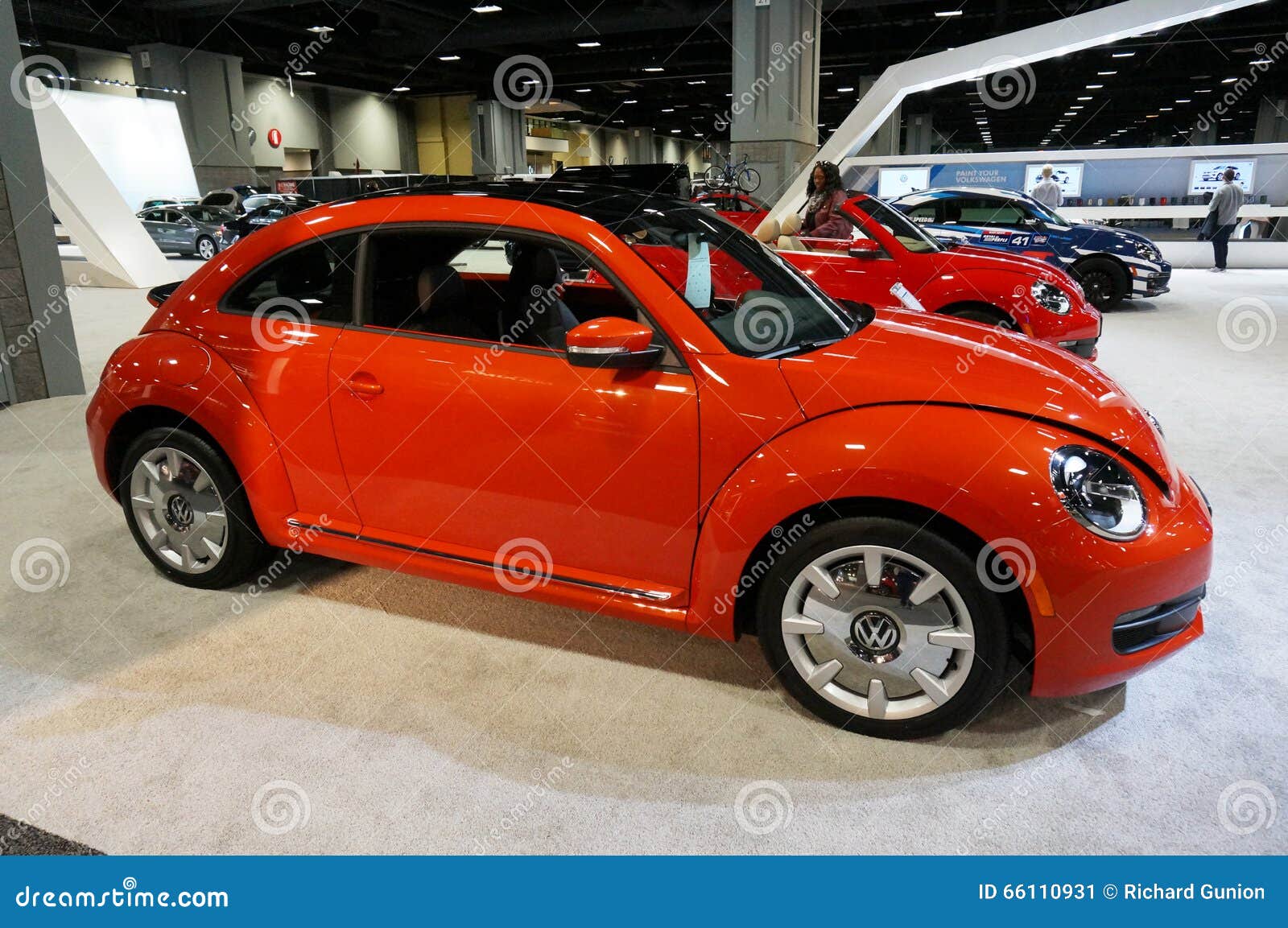long Minimaal Bek Rood Volkswagen Beetle redactionele foto. Image of colombia - 66110931