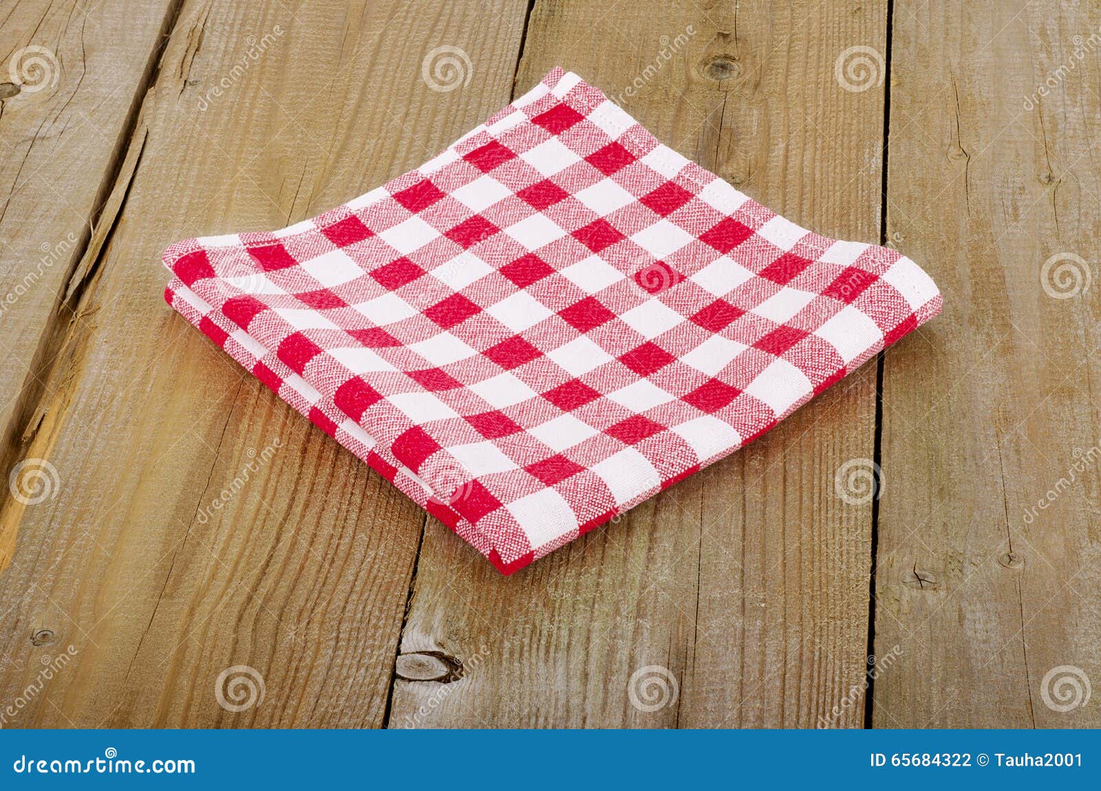 Rood wit geruit tafelkleed in een houten lijst stock foto ...