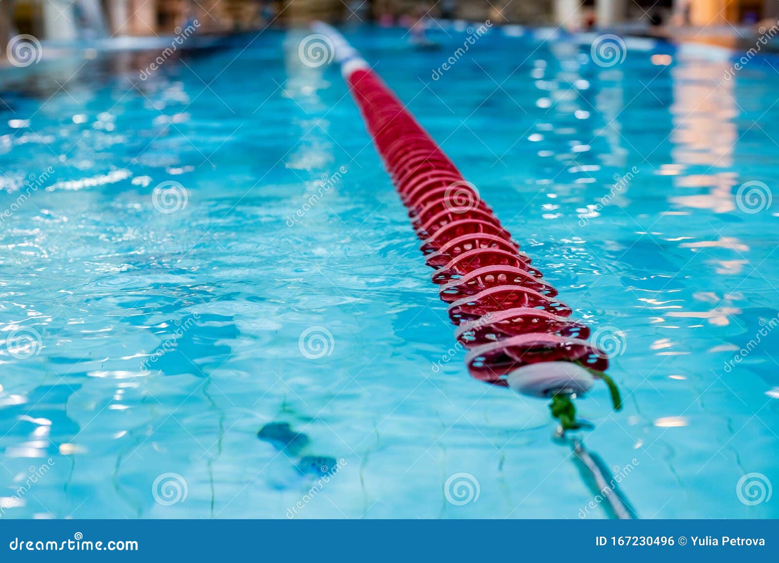 Eik regel blozen Rood Zwemmen in Zwembad Kleursnelle Zwembad Laankabels in Het Zwembad Rode  Kunststof Stock Foto - Image of leeg, bezinning: 167230496