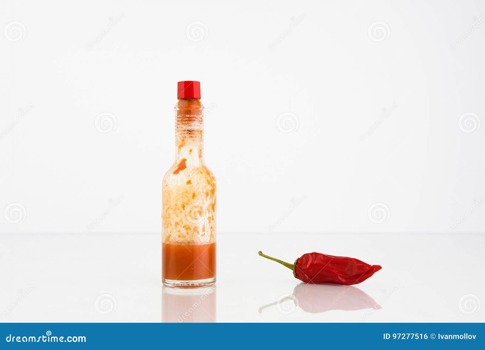 Roodgloeiend Chili Pepper And Bottle Of Chili Sauce Stock Foto Image