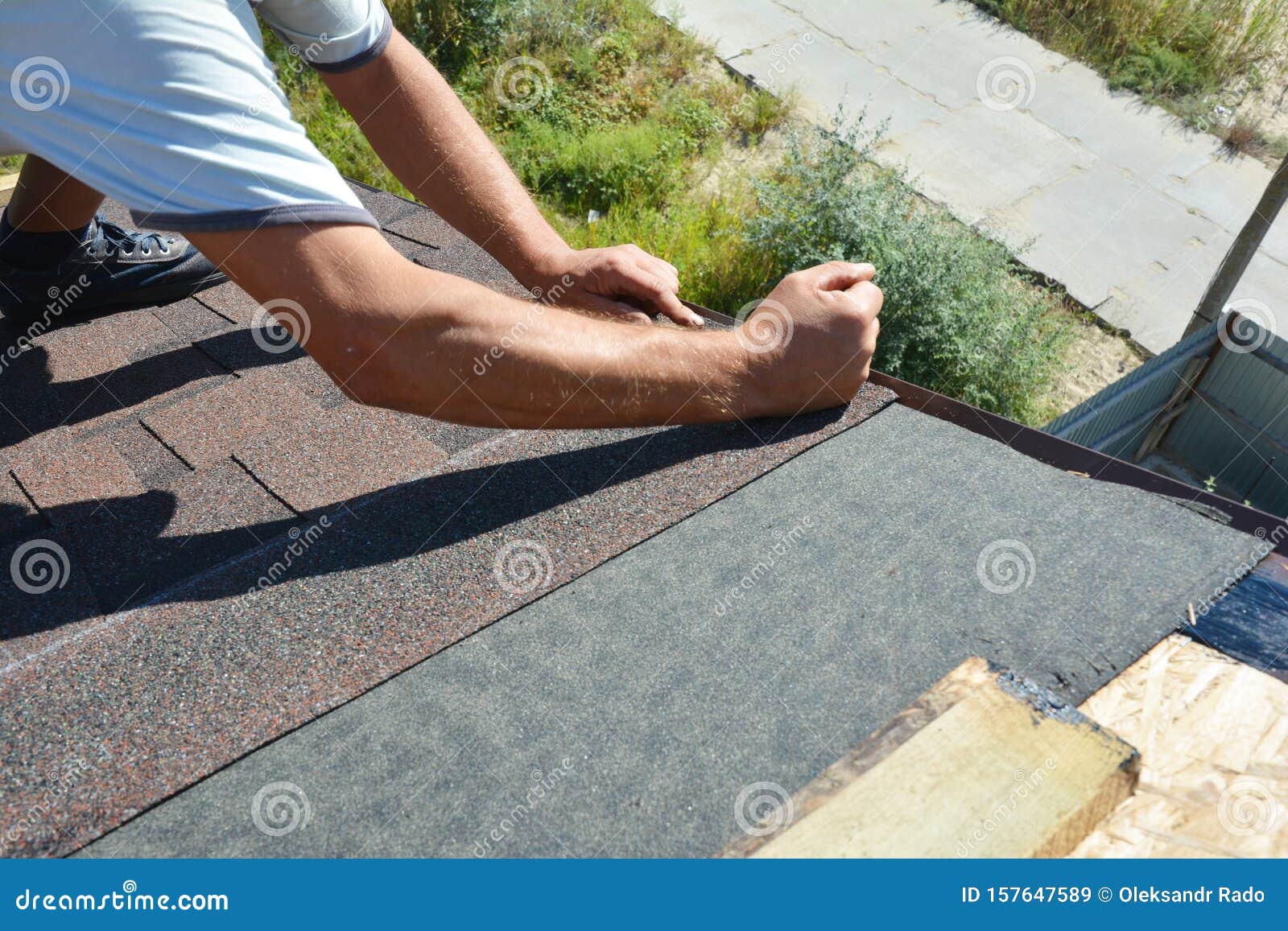 Roofer-Auftragnehmer Kleben Wasserdichte Membrane Auf Der Holzdecke Mit  Schwarzem Bitumenspray Auf Teer Und Asphalt Stockbild - Bild von  vorbereitung, fliesen: 157647589