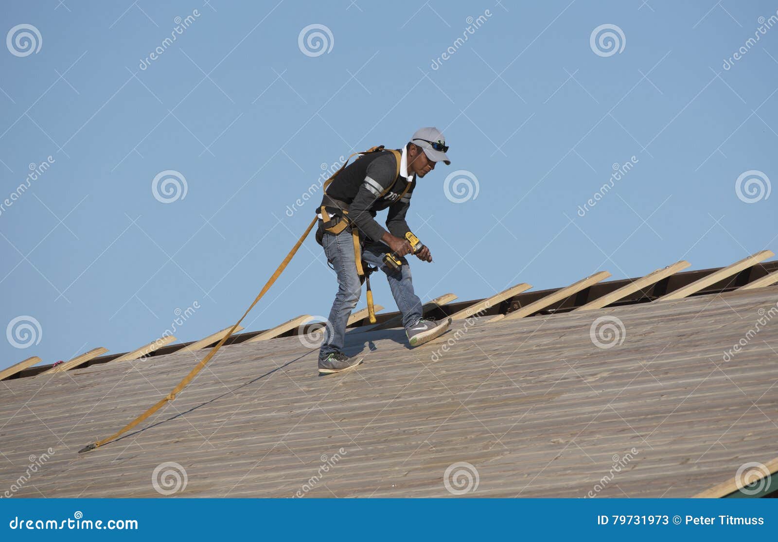 https://thumbs.dreamstime.com/z/roofing-worker-electric-drill-florida-usa-october-roofer-wearing-safety-harnessand-holding-to-secure-wooden-slats-79731973.jpg