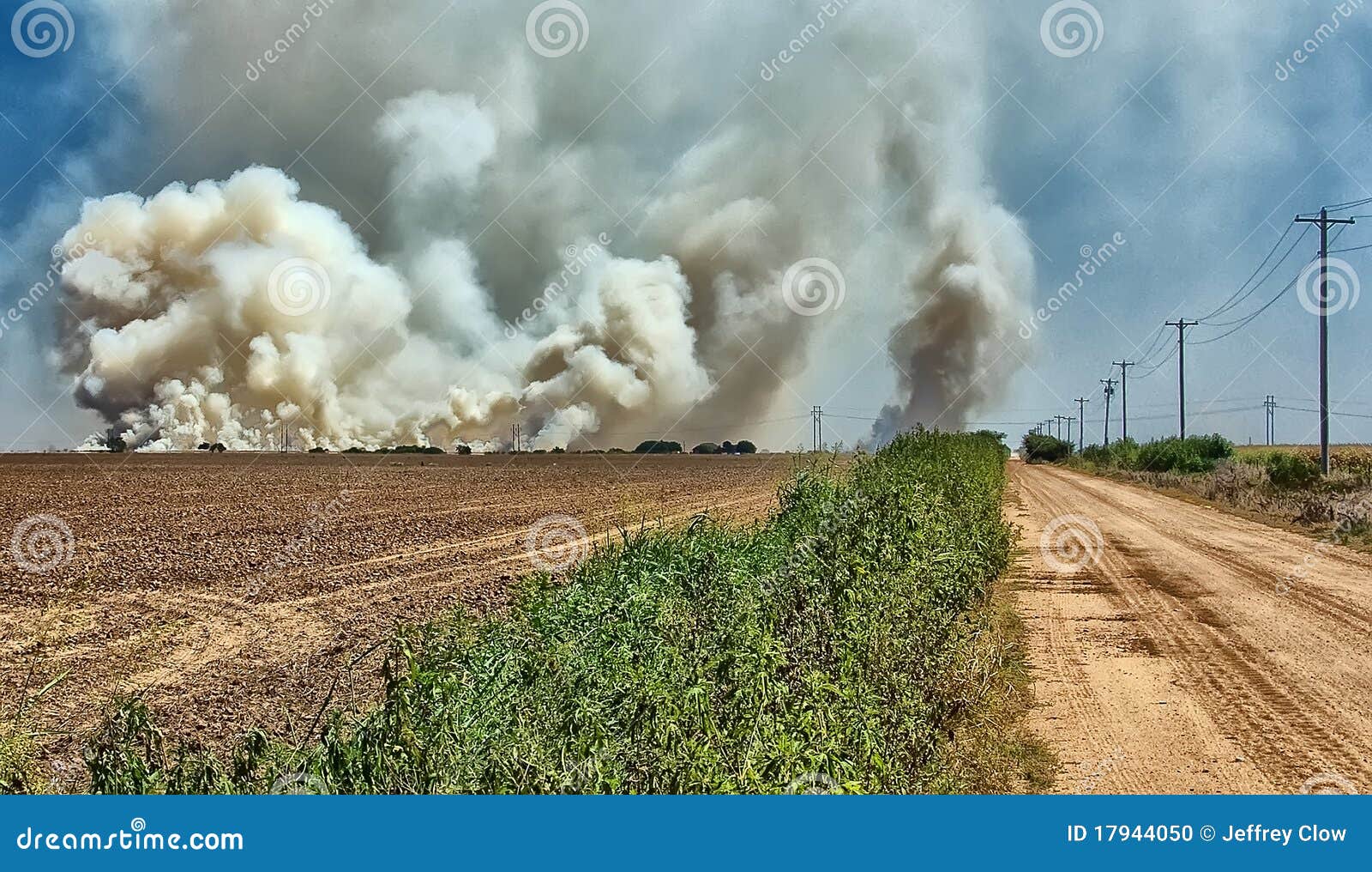 Rook en Brand bij de Boerderij. Een prairiebrand verzendt op rookwolken bij een landelijke boerderijplaats in het land