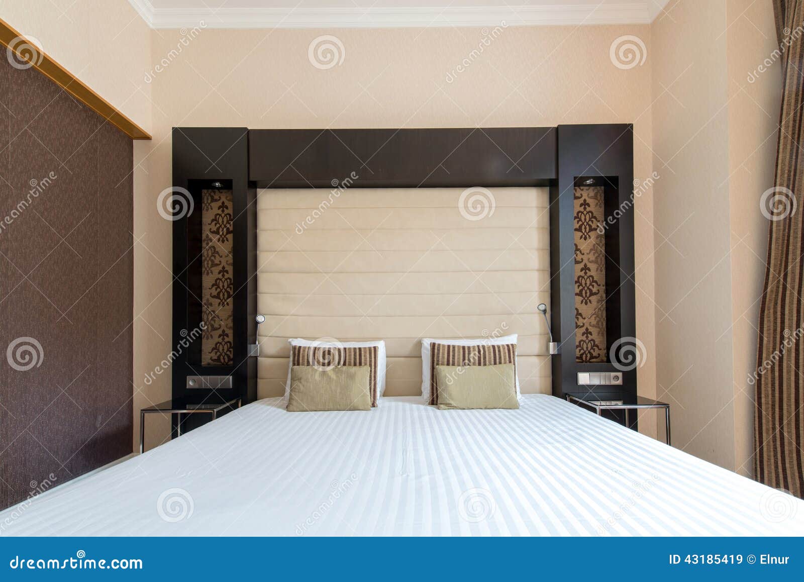 Room in Eurostars Thalia Hotel Stock Image - Image of living, lamp