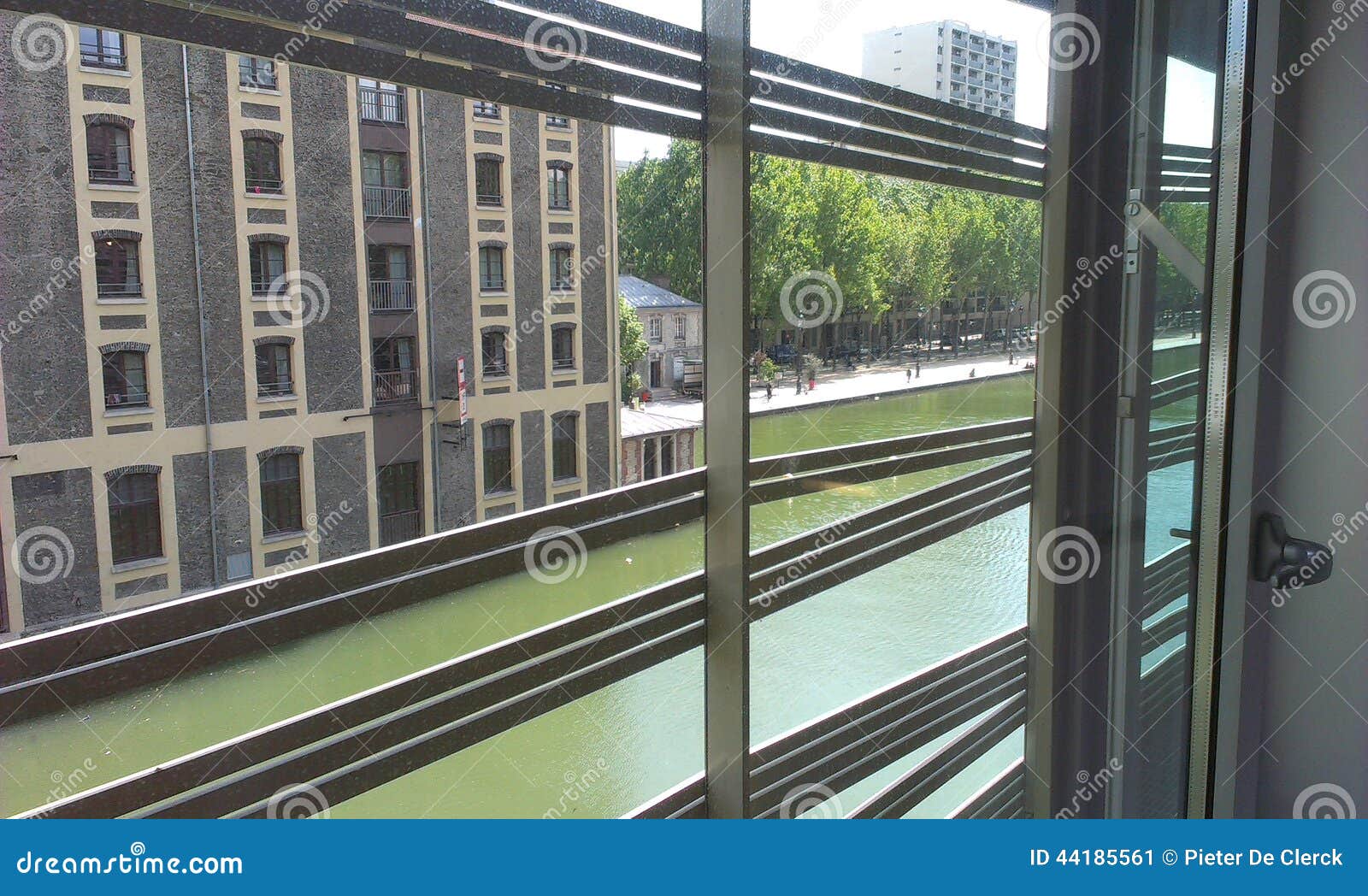 a room with a vieuw in paris