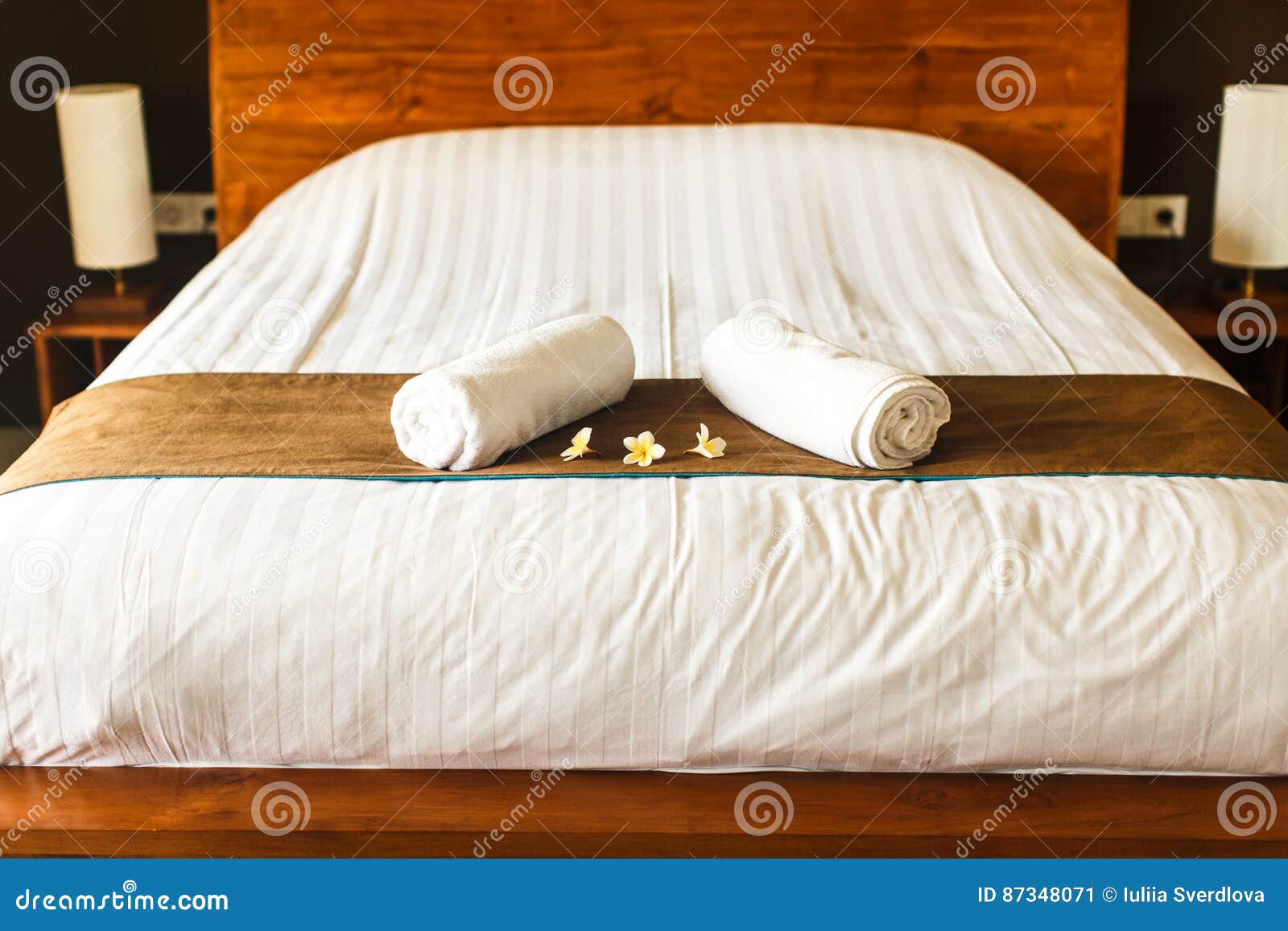 Полотенце на кровати. Полотенца на кровати. Полотенце отель кровать. Полотенца на кровати в гостинице. Расправленное полотенце на кровати.