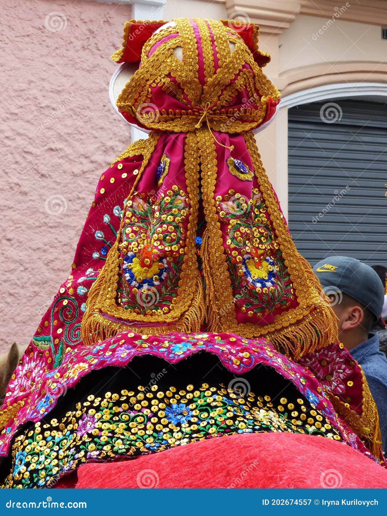 Ropa Bordada Para Navidades En Cuenca Ecuador Fotografía editorial - Imagen  de cultura, jinete: 202674557