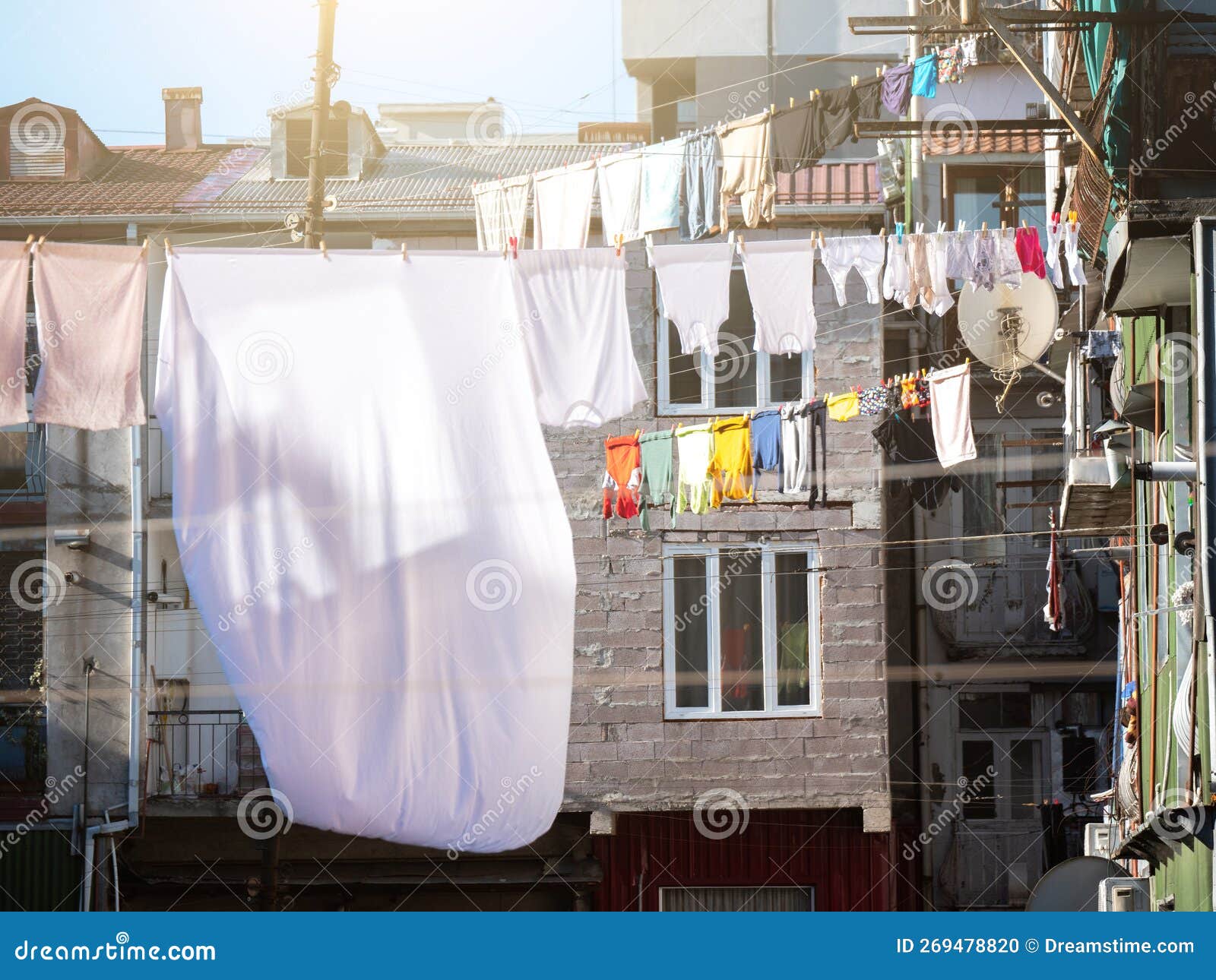 https://thumbs.dreamstime.com/z/ropa-colgada-para-secar-en-al-aire-libre-dentro-de-patio-casas-lavander%C3%ADa-lavada-secado-georgia-269478820.jpg