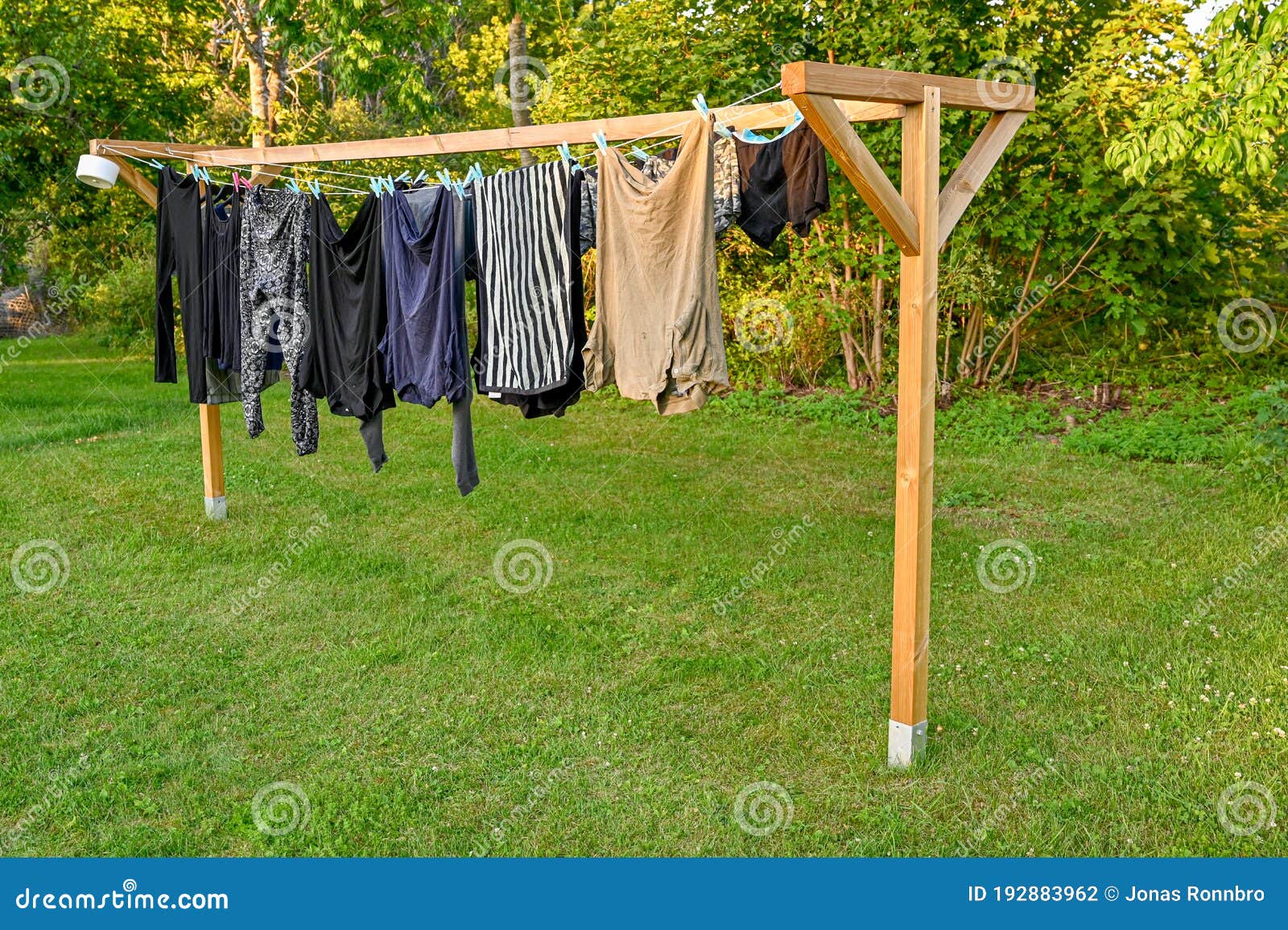 Ropa Colgada a Secar En El Tendedero De Secado Casero Foto de archivo -  Imagen de tarde, casero: 192883962