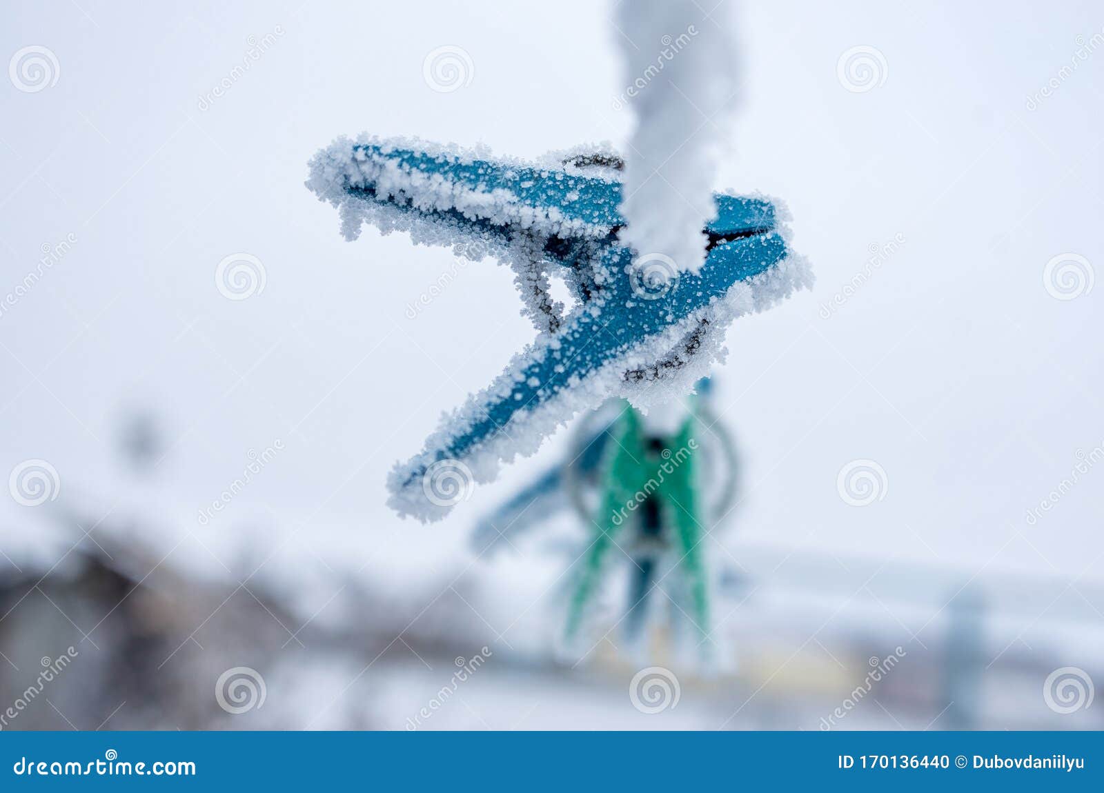 Ropa Congelada Pegada a La Calle, Frío Y Helado, Pronóstico Del Tiempo Frío  Foto de archivo - Imagen de helada, hielo: 170136440