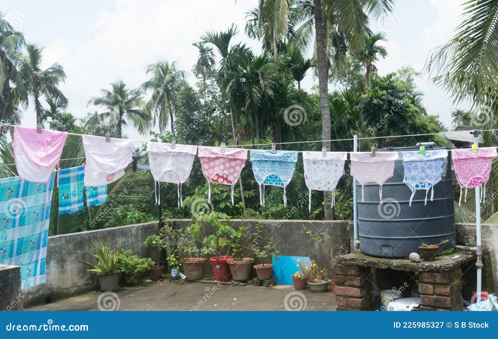 https://thumbs.dreamstime.com/z/ropa-de-beb%C3%A9-en-el-techo-cuelgan-la-luz-del-sol-colgada-un-tendedero-para-secarse-una-terraza-casa-residencial-kolkata-india-225985327.jpg