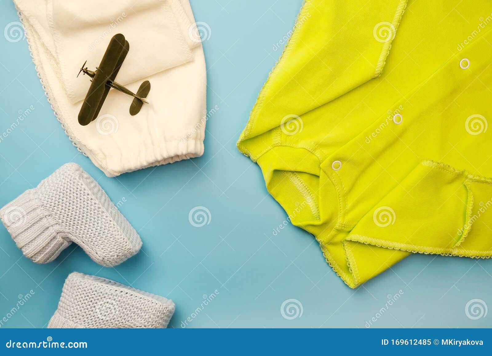 Detallado Gastos de envío tijeras Ropa De Bebé Recién Nacido Kit De Vestido Para Bebés Con Fondo Azul Imagen  de archivo - Imagen de infante, manera: 169612485