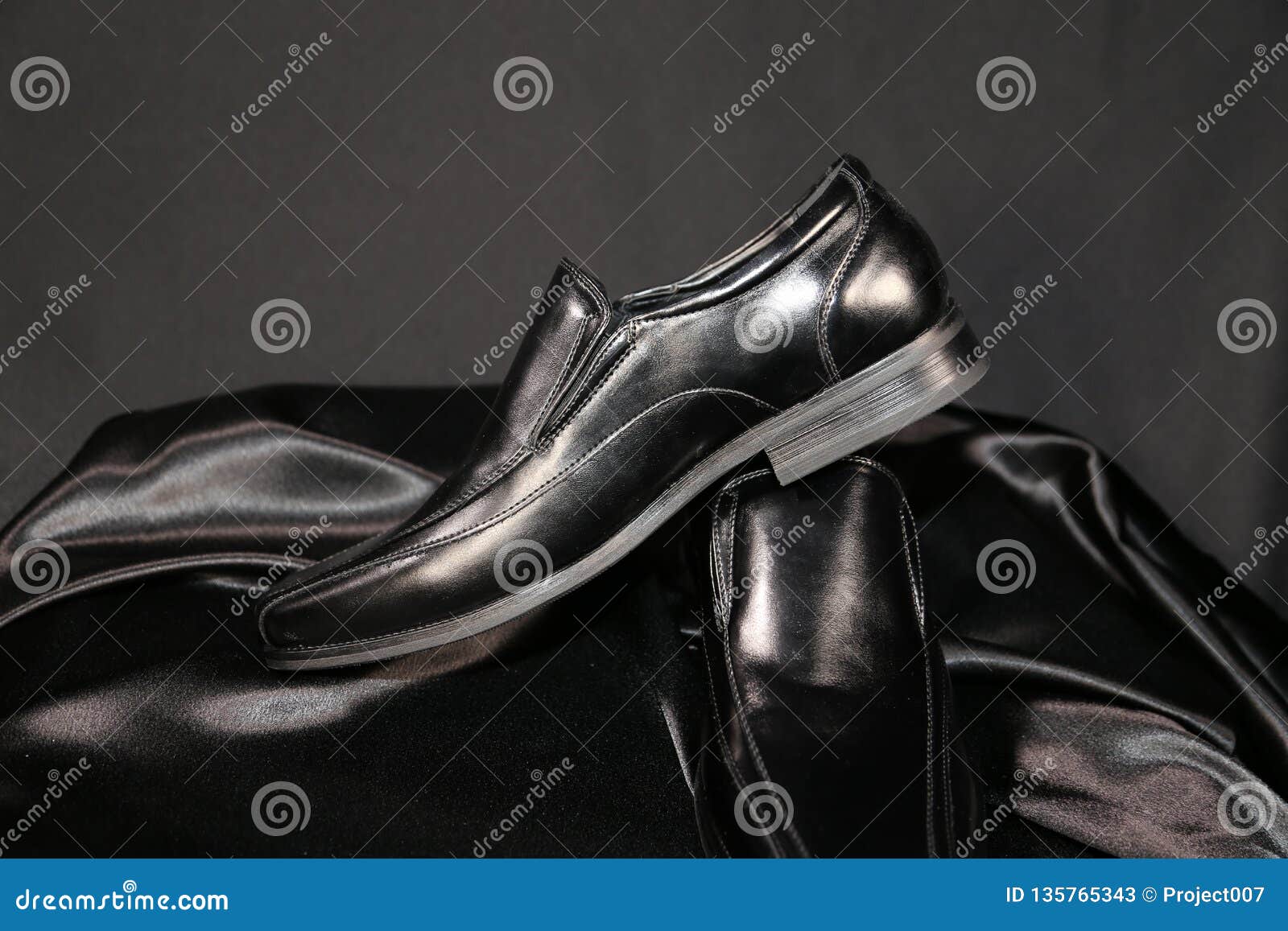 Ropa De Caballero Formal Zapatos De Cuero Negros Para El Botique Del Smoking Imagen de archivo - Imagen de menswear, 135765343