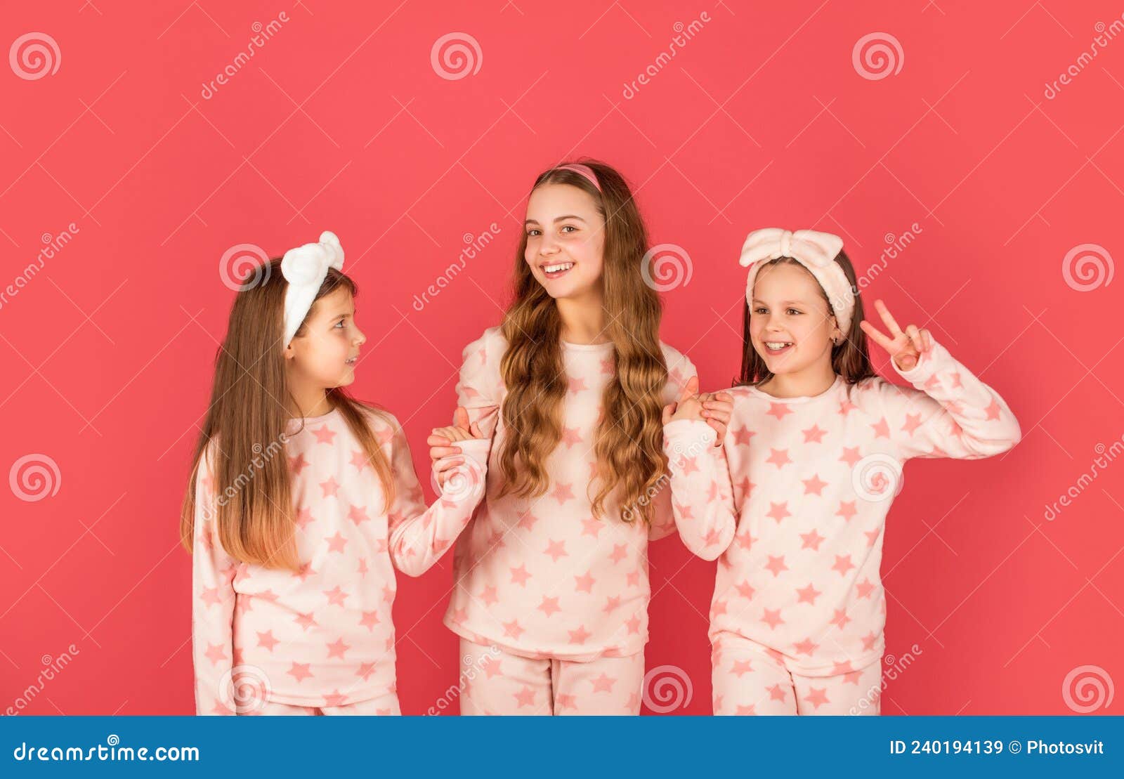 Ropa Casa Y Pijamas Para Los Niños. Hermanas Felices En Ropa Casa. La Mano Y Dar V. Imagen de archivo - Imagen de amigos, emociones: 240194139