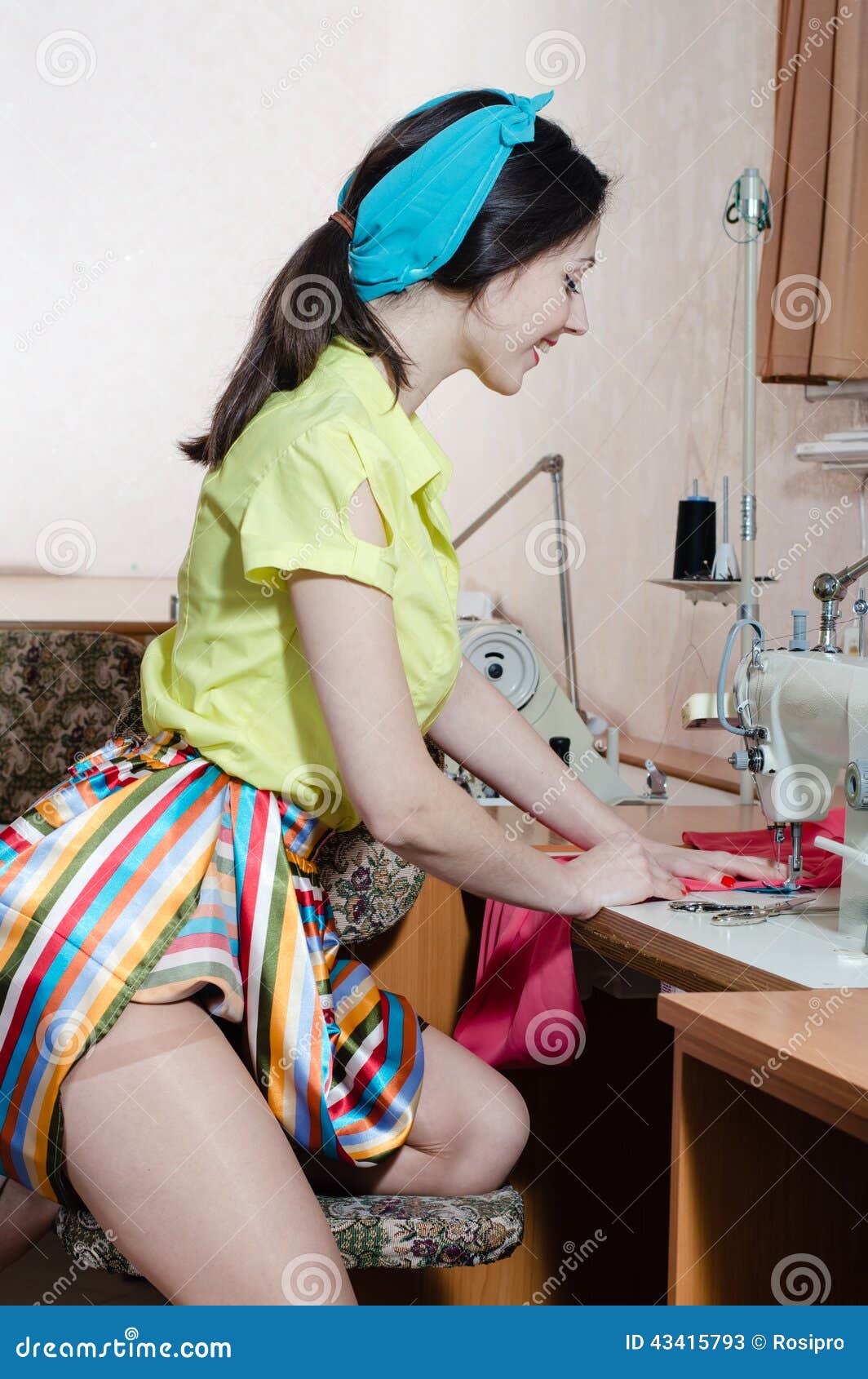 Hermosa joven mujer coser ropa con máquina de coser - Stockphoto #24213096