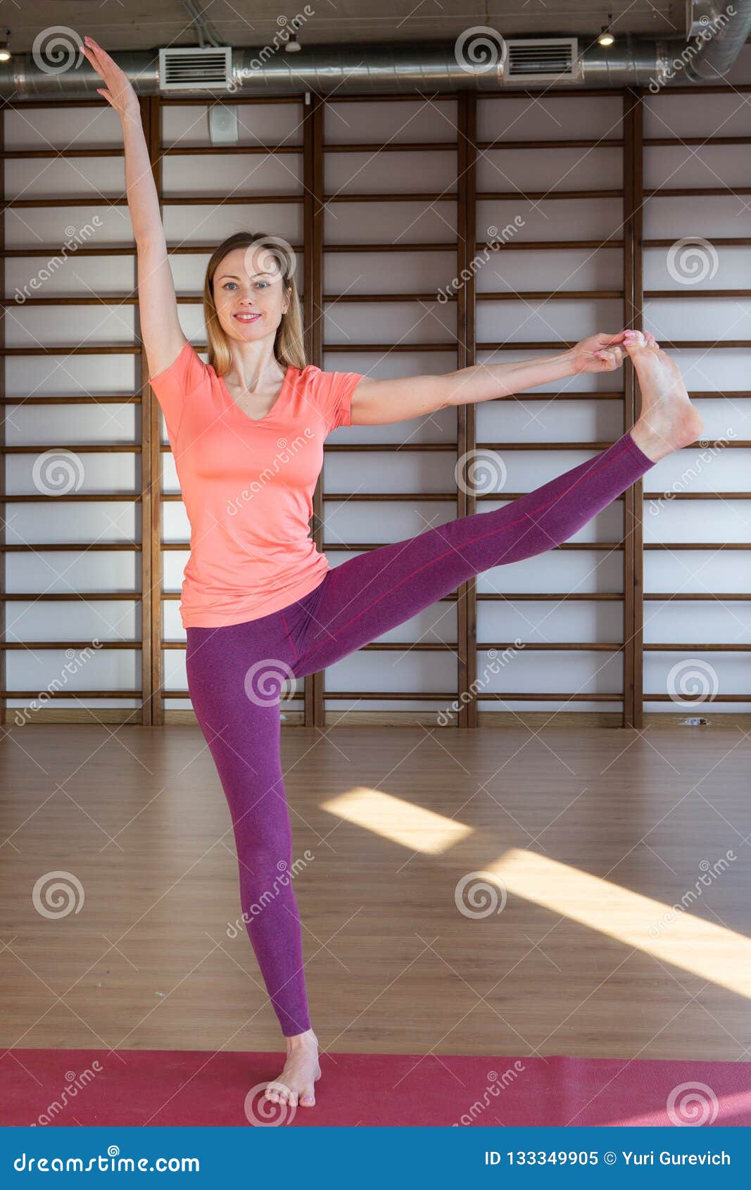 https://thumbs.dreamstime.com/z/ropa-de-deportes-blanca-que-lleva-la-mujer-bonita-tranquila-joven-se-resuelve-haciendo-ejercicio-yoga-o-los-pilates-aislado-en-el-133349905.jpg